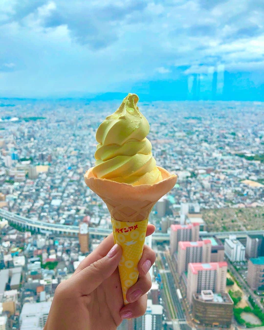 のインスタグラム：「大阪に来ています💕﻿ 今日は台風大丈夫で、いいお天気の中観光できました🐙﻿ ﻿ #あべのハルカス で﻿ #パインアメソフトクリーム を食べたよ！﻿ パインアメを細かく砕いたものがトッピングされていて 食感がパリパリ💫✨ 爽やかな甘さで美味しかったなぁ🥰💕﻿ ﻿ それにしても絶景！透明の床、震えた～(笑)﻿🤣 ﻿ ﻿ ﻿ #大阪#大阪グルメ #大阪旅行 #大阪観光 #アイスクリーム#ソフトクリーム#パインアメ#こやゆりフード#絶景#日本の絶景#こやゆり旅」