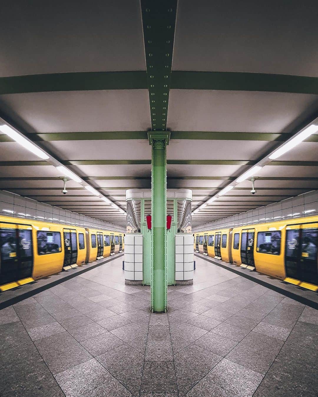 Thomas Kakarekoさんのインスタグラム写真 - (Thomas KakarekoInstagram)「turning point a few days ago I went to one of Berlin‘s most photogenic subway stations to shoot my latest work for @samsungmobile_de. (1) Capturing Strausberger Platz subway station with the ultra wide angle feature of my #GalaxyS10+ (2) A short bts video to give you a better idea of this space (3) Taken with the Smart Camera of my #GalaxyS10+  #berlin #withgalaxy  Anzeige」8月14日 21時43分 - thomas_k