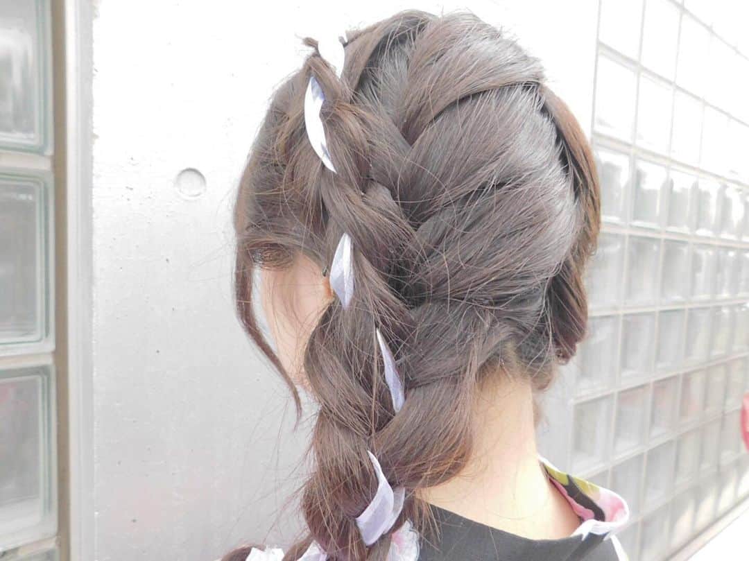 山田杏華のインスタグラム：「﻿ 浴衣祭りの時の髪型﻿ ﻿ 編み込みでリボンも一緒に編み込んで貰いました🎀」