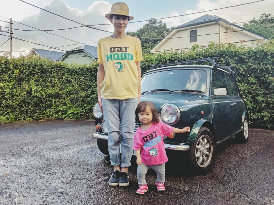 吉村美樹さんのインスタグラム写真 - (吉村美樹Instagram)「【1歳半おめでとう】本日、無事に1歳半を迎えました☺母ちゃんも1歳半。まだまだ新米、これからも初心を忘れず頑張ります!!ぴしっ⊙﹏⊙ #おめでとう #1歳半 #1歳6ヶ月 #おそろい #おそろいコーデ #ねこ #🐈 #ニャンニャン #ニャンコ #母と娘 #ピシッ #愛車 #ミニクーパー #ローバーミニ #🚘 #👶 #♥」8月14日 21時48分 - yoshimuramiki0911