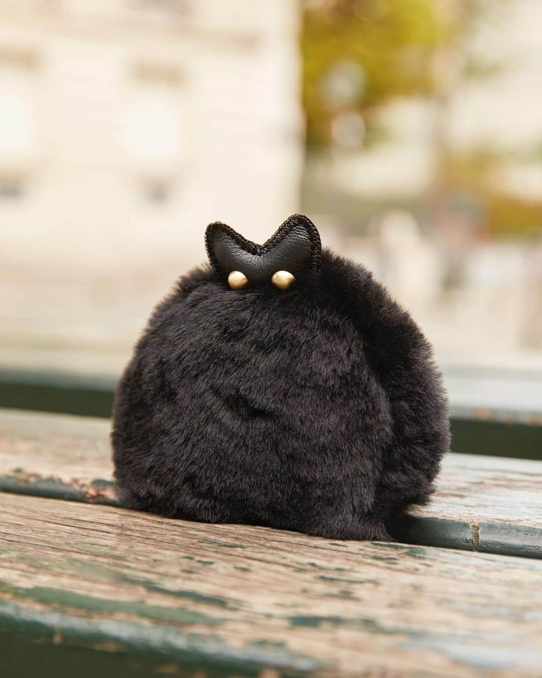 ジャマンピュエッシュのインスタグラム：「Cute fluffy cat is waiting for you in Paris. Discover this adorable coin purse and keychain online.  #jaminpuech #cat #purse #paris #cute #fashion」