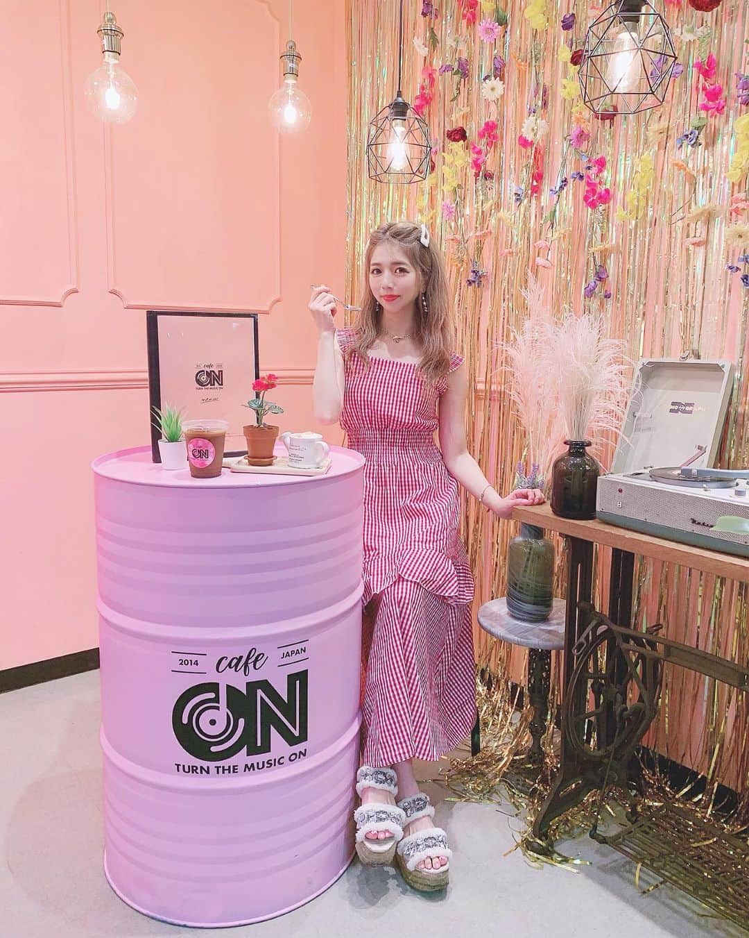 エリンコさんのインスタグラム写真 - (エリンコInstagram)「🍰 . 新大久保の可愛いカフェでのんびりと🧁💕 . キラキラの飾りも可愛いかったー😍 . 好きなアーティストの曲をリクエストすると かけてくれるのー💖💖💖 . 最近はIZ*ONEとBTSがマイブーム💕 . #新大久保 #新大久保カフェ #cafe #pink #pinkcafe #ピンクカフェ #えりんコーデ  #えりんこカフェ巡り #izone #bts」8月14日 22時06分 - erinko0315