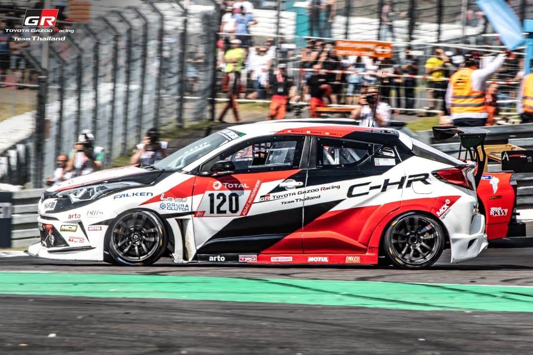 のインスタグラム：「【C-HRにもMOTUL】 トヨタのクロスオーバーSUV C-HR。 実はレースにも結構出ています。  愛車と同じ車種がレースに出ていると応援したくなりますよね。  MOTULにはC-HRにオススメのラインナップがございます。 300V・H-TECH・J-01 皆様のニーズに幅広く対応します。  写真はTOYOTA Gazoo Racing team ThailandのC-HR!!! #MOTUL #MOTULJAPAN #CHR #TOYOTACHR #300V #HTECH #J01 #モチュール #高性能オイル #オイル交換」