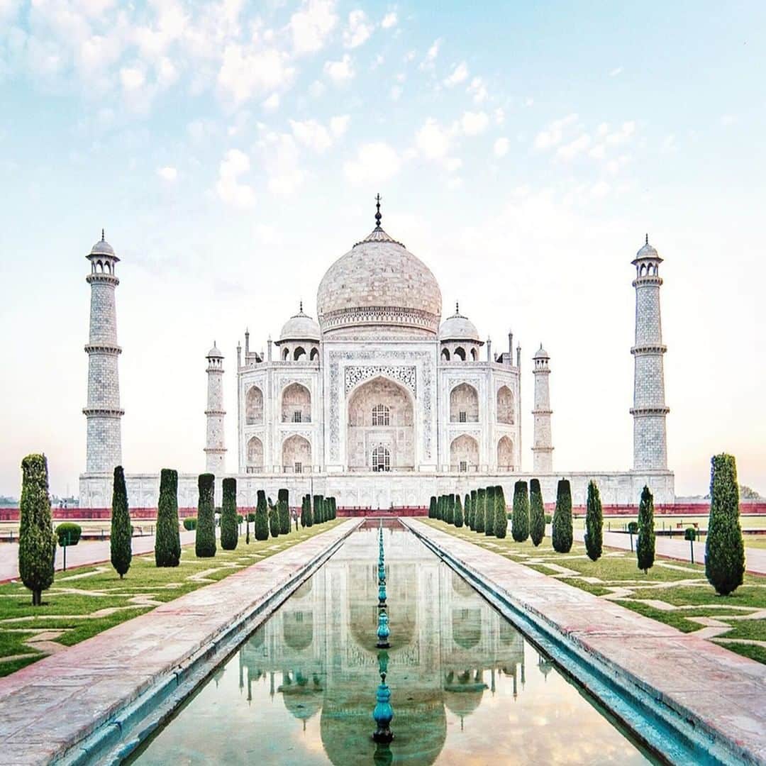 エールフランスのインスタグラム：「A delicate lace where stone and sky meet. The Taj Mahal, an ode to immortal love. Une dentelle délicate où se rejoignent pierre et ciel. Le Taj Mahal, hymne à l’amour immortel. 📸 Merci @Nomadicfare  #AirFrance #Franceisintheair」