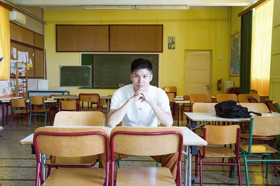 梅川壱ノ介（舞踊家）のインスタグラム：「【教室にて】  前半のワークショップの会場はホリデー中の小学校の教室でした。  このカラフルな教室が妙にお洒落で集中できる空間でした。この写真はまだワークショップが始まる前の写真。希望に満ち溢れてる一枚です。  #梅川壱ノ介  #ワークショップ #日本舞踊 #記念写真 #ギリシャ #ヨーロッパ #アテネエピダウロスフェスティバル  #epidaurus  #epidauruslyceum」