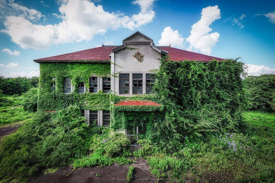啝 （わ）のインスタグラム：「Green dressed 𓆲 𓆲 𓆲 #廃墟 #Abandoned #AbandoniG #allabandoned #abandonedworld #Abandonedafterdark #abandoned_addiction #abandoned_greece #abandon_seekers_ #Abandoned_Excellence #abandonedcentral #beAlpha #discarded_butnot_forgotten #DECAY_iLLife #desertedplaces #ethereal_moods #grime_nation #grime_reapers #GoTrespassing #ig_urbex #Itsabandoned #KINGS_ABANDONED #renegade_abandoned #sombrexplore #urbex_supreme #urbex_regards #urbexplaces #urbex_disciple #urbex_utopia  #japan_urbex」