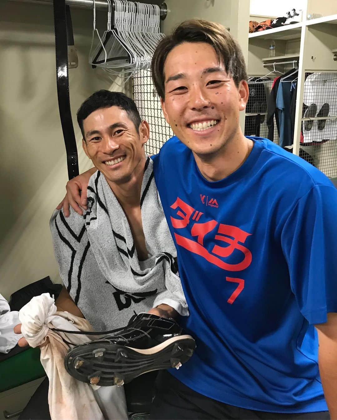 千葉ロッテマリーンズさんのインスタグラム写真 - (千葉ロッテマリーンズInstagram)「初回にこの2人のホームランでチームに勢いがつきました！荻野貴選手は2打席連続ホームラン！ #千葉ロッテマリーンズ #chibalotte #東京ドーム #荻野貴司 #鈴木大地」8月14日 22時06分 - chibalotte