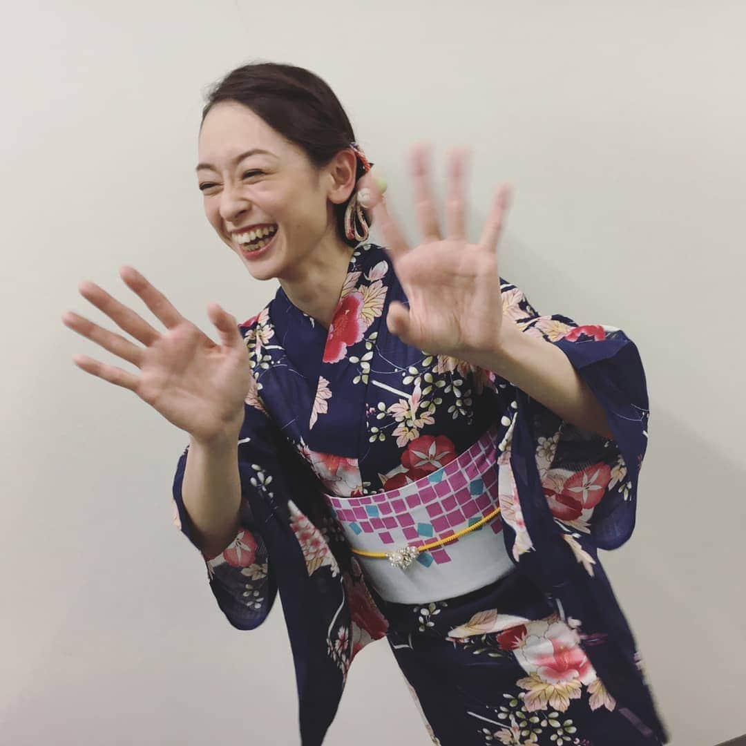 瞳ゆゆさんのインスタグラム写真 - (瞳ゆゆInstagram)「今日はみんなと写真撮れて嬉しい😆♥️ まなさん、インタビュー終わりに待ってくれてた！！！ まずは、おかみさん風の写真から！😂 だんだん崩れていくよ！笑  #競馬 #競馬中継 #キャスター #芦崎愛 さん#黒潮盃 #リンノレジェンド #大井競馬場 #東京mx #宝塚og #アナウンサー #瞳ゆゆ」8月14日 22時08分 - yuyu_hitomi