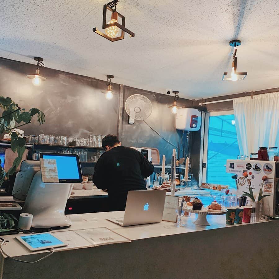 郭圈圈さんのインスタグラム写真 - (郭圈圈Instagram)「第二張是否太真實😂 #首爾咖啡廳 #CafeClazic 這一家超隱密！ 📍🚇 #乙支路三街 7號出口大概走不到5分鐘，它在巷子裡的樓上 - 隱密的 #網美咖啡廳 就算到了晚上6點了人還是不少！而且一進去其實是暗暗的氛圍，是我拍照這區因為有玻璃窗所以才比較亮～ - 這間的食物不只好拍，也超好吃！而且每個餐點都有圖片所以點餐很容易😍 🥐可頌好吃😋無花果吐司也好吃😋南瓜派意外超南瓜超實在的用料也好吃😋 飲料也好喝～左上角是櫻桃可樂🍒好特別☺️我點的是肉桂拿鐵☕️好喝～ 總之蠻值得一去的～推推～ 而且我們去的時候都沒有觀光客都是道地韓國人唷！更厲害的是員工只有老闆一人！超猛🥳 . . . . . .  #summerlook#seoulcafe#地鐵 #lea_korea #leainseoul#cafe#cafeshopping#seoul#韓國#cafeseoul#seoulview#seoulkorea #bathtub#teatime#outfit#lea_outfit#ootd#seoulootd#taiwanootd#style#lookoftheday #穿搭#波波泡菜日記#乙支路三街#euljiro3ga#euljiro3gacafe#euljiro3gastation」8月14日 22時09分 - helloiamlea