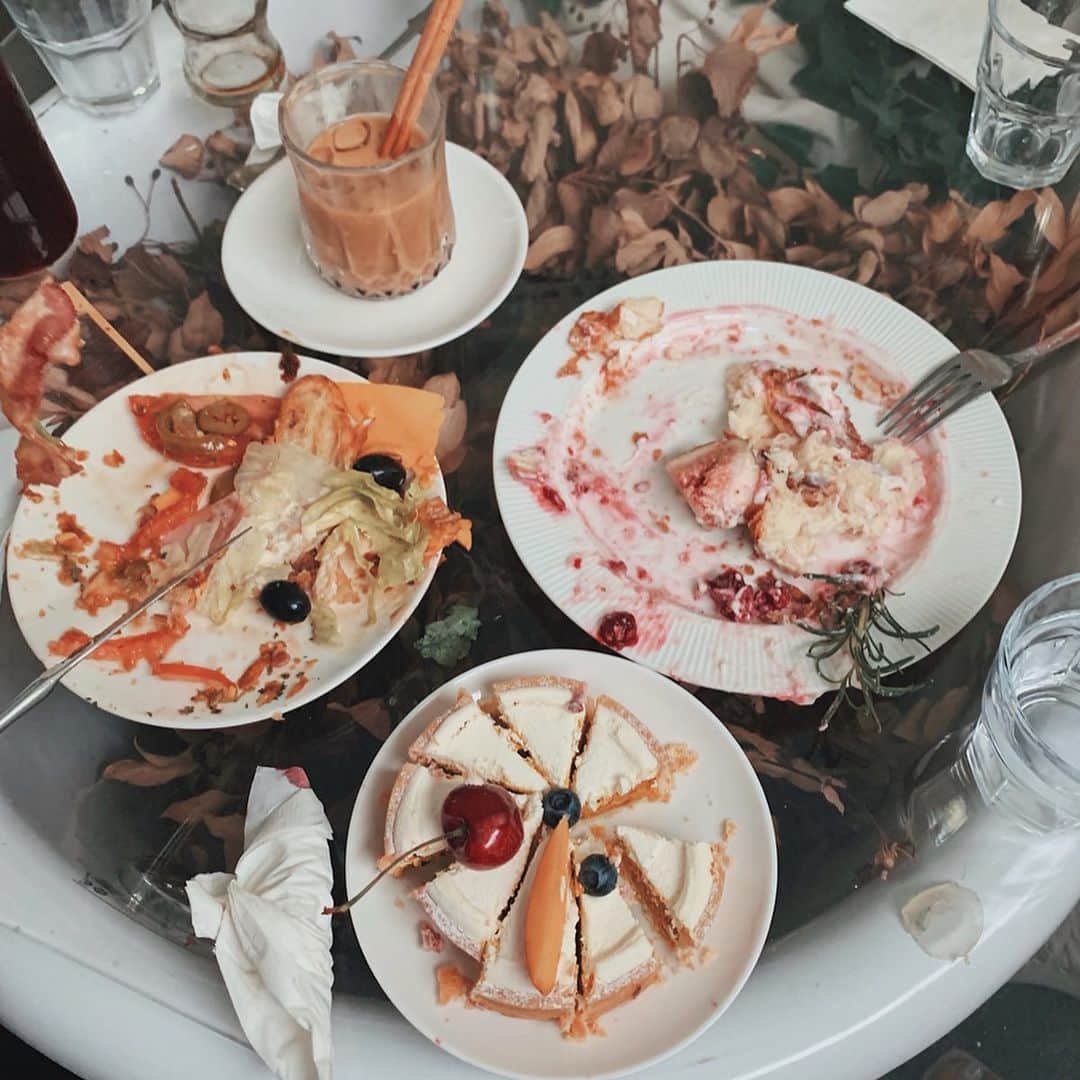 郭圈圈さんのインスタグラム写真 - (郭圈圈Instagram)「第二張是否太真實😂 #首爾咖啡廳 #CafeClazic 這一家超隱密！ 📍🚇 #乙支路三街 7號出口大概走不到5分鐘，它在巷子裡的樓上 - 隱密的 #網美咖啡廳 就算到了晚上6點了人還是不少！而且一進去其實是暗暗的氛圍，是我拍照這區因為有玻璃窗所以才比較亮～ - 這間的食物不只好拍，也超好吃！而且每個餐點都有圖片所以點餐很容易😍 🥐可頌好吃😋無花果吐司也好吃😋南瓜派意外超南瓜超實在的用料也好吃😋 飲料也好喝～左上角是櫻桃可樂🍒好特別☺️我點的是肉桂拿鐵☕️好喝～ 總之蠻值得一去的～推推～ 而且我們去的時候都沒有觀光客都是道地韓國人唷！更厲害的是員工只有老闆一人！超猛🥳 . . . . . .  #summerlook#seoulcafe#地鐵 #lea_korea #leainseoul#cafe#cafeshopping#seoul#韓國#cafeseoul#seoulview#seoulkorea #bathtub#teatime#outfit#lea_outfit#ootd#seoulootd#taiwanootd#style#lookoftheday #穿搭#波波泡菜日記#乙支路三街#euljiro3ga#euljiro3gacafe#euljiro3gastation」8月14日 22時09分 - helloiamlea