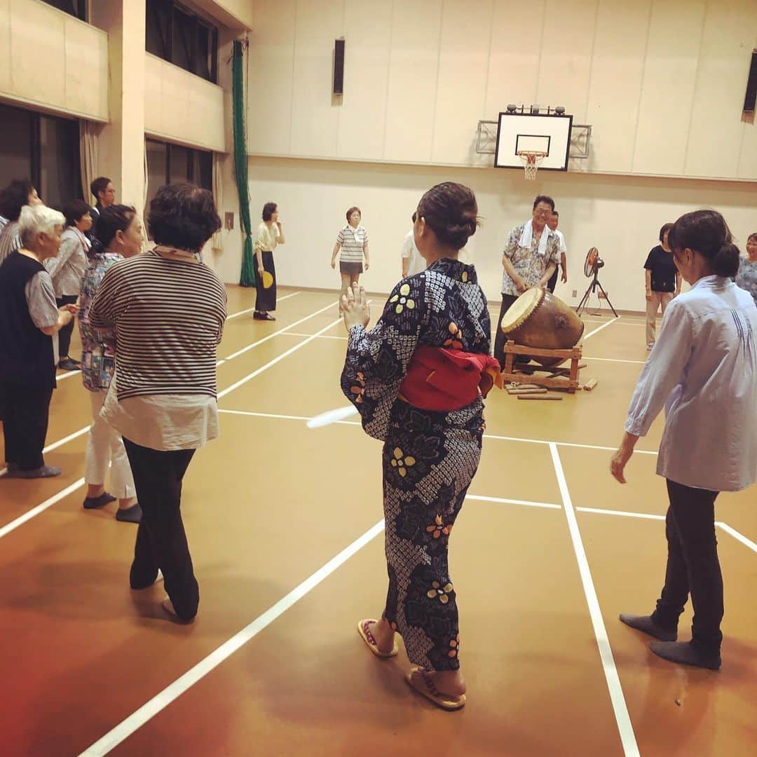 美甘子さんのインスタグラム写真 - (美甘子Instagram)「台風が来るので、今夜の盆踊りは、宗方集会所で行いました。 去年は甚平を着ていた りく君は今年は浴衣。従兄弟の子供たちも来て大はしゃぎでした。盆踊りをしっかり踊って、恒例のアイスタイムも楽しんで、良かった！ #大三島 #宗方盆踊り #盆踊り」8月14日 22時09分 - rekish_mikako