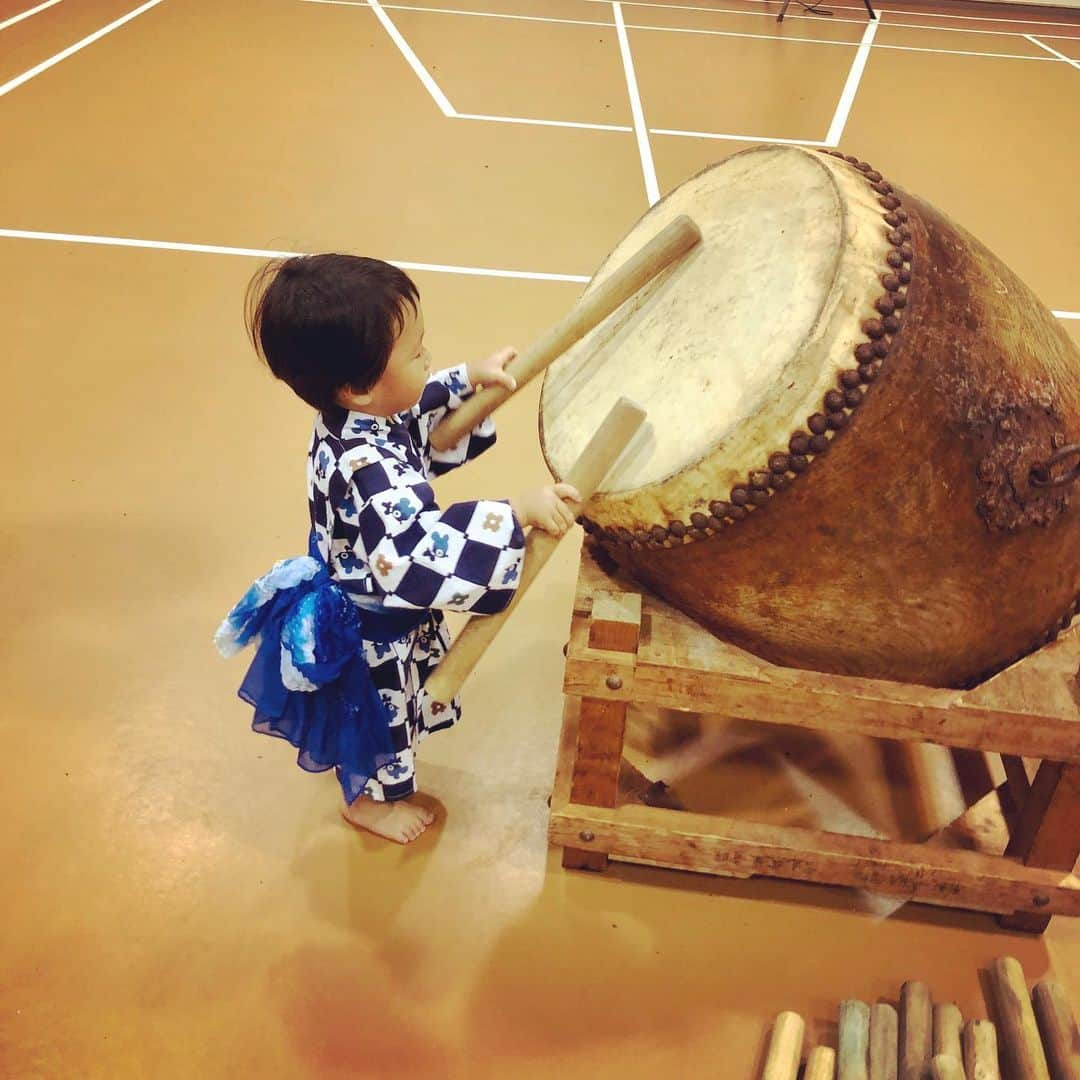 美甘子さんのインスタグラム写真 - (美甘子Instagram)「台風が来るので、今夜の盆踊りは、宗方集会所で行いました。 去年は甚平を着ていた りく君は今年は浴衣。従兄弟の子供たちも来て大はしゃぎでした。盆踊りをしっかり踊って、恒例のアイスタイムも楽しんで、良かった！ #大三島 #宗方盆踊り #盆踊り」8月14日 22時09分 - rekish_mikako