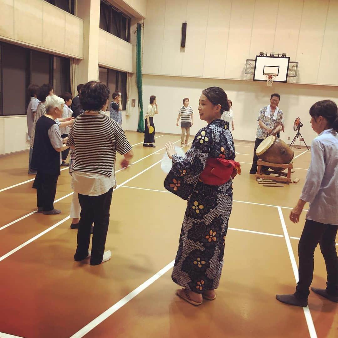 美甘子さんのインスタグラム写真 - (美甘子Instagram)「台風が来るので、今夜の盆踊りは、宗方集会所で行いました。 去年は甚平を着ていた りく君は今年は浴衣。従兄弟の子供たちも来て大はしゃぎでした。盆踊りをしっかり踊って、恒例のアイスタイムも楽しんで、良かった！ #大三島 #宗方盆踊り #盆踊り」8月14日 22時09分 - rekish_mikako