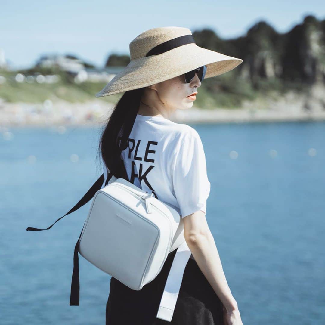 のインスタグラム：「It's a prototype of the shoulder bag specially made for #MavicAir! I have been working for it over a half year with @objcts.io team!﻿ ﻿ ﻿ ﻿ ﻿ 半年以上前から #objctsio チームと構想を重ねてきた #MavicAir 専用ショルダーバッグのプロトタイプ！🤩 つまりドローン用のバッグ！﻿ ﻿ 素材は彼らのsignatureアイテムのバックパックと同じ防水レザーを使用。格好良すぎではないですか…！白の色味も最高に好みで、もはや家宝である…﻿ ﻿ 3,4枚目の感じでカパッと開くので、立ったままモノの出し入れがしやすく落ちることもなし◎ 純正ショルダーバッグ並みの軽さで充電器まで全て収納できるしこれだけ入れても少し余裕があり財布などもしまえるのでクルマ降りてこれ一つで撮影に出かけられるのが最高すぎでは…﻿ ﻿ バックルがAlyxのベルトの元ネタなところも非常にラブリーである🥰﻿ ﻿ ﻿ ﻿ #objctsio#objctsio_prototype#mavicair#mavicaircase#mavicairbag#djimavicair#djijapan#djiglobal#dronegirl#dronegirls」