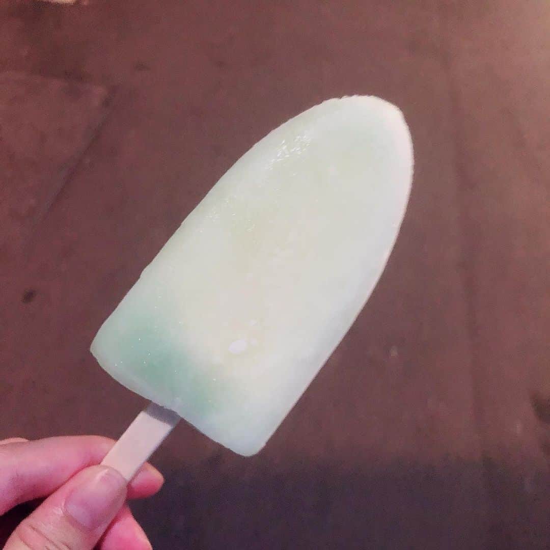 前田玲奈さんのインスタグラム写真 - (前田玲奈Instagram)「うまっ！！！！ 近年メロンを食べられるようになったわたし。 今年はなんだかメロンフレーバーをよく見かける気がして嬉しい。 マスクメロンのお味と、ミルクレアの濃厚なミルク、相性バッチリ◎◎◎ ただ、 「ねっちり、うっとり」  ねっちり、とは？？ 「ねっとり、うっとり」  で韻を踏んではいけなかったのかな？？ そこだけ気になった☺️☺️ねっちりてなんだ？レッチリ？てっちり？ そんなこと考えながら美味し〜くいただきましたな帰り道。  #アイ活 #新作アイス #コンビニアイス #akagi #icecream #メロン #ミルクレア #アイスフェアリー #晩御飯は火鍋 #逆に #透け透けの長袖の人」8月14日 22時12分 - maedarena_ice