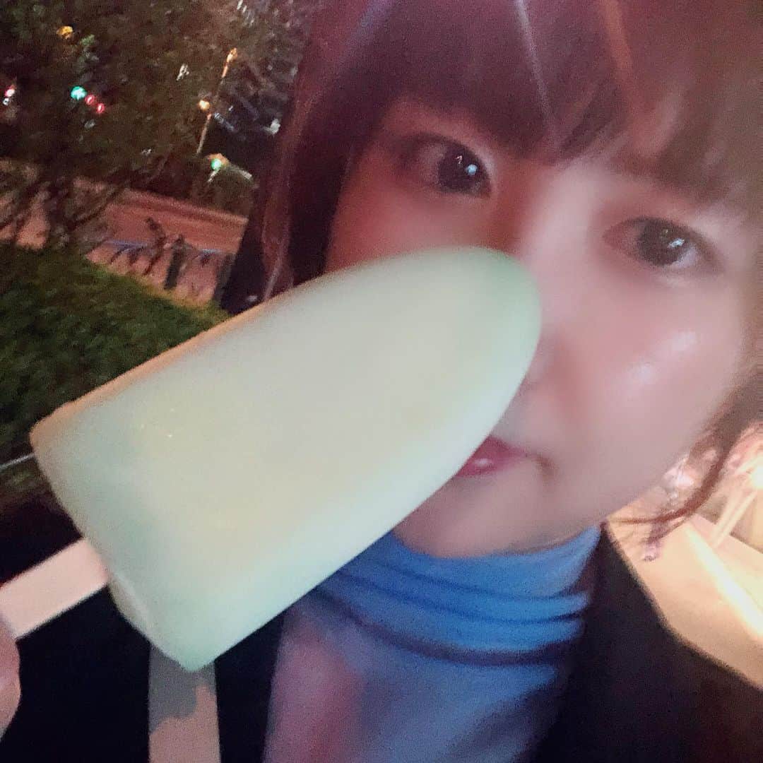 前田玲奈さんのインスタグラム写真 - (前田玲奈Instagram)「うまっ！！！！ 近年メロンを食べられるようになったわたし。 今年はなんだかメロンフレーバーをよく見かける気がして嬉しい。 マスクメロンのお味と、ミルクレアの濃厚なミルク、相性バッチリ◎◎◎ ただ、 「ねっちり、うっとり」  ねっちり、とは？？ 「ねっとり、うっとり」  で韻を踏んではいけなかったのかな？？ そこだけ気になった☺️☺️ねっちりてなんだ？レッチリ？てっちり？ そんなこと考えながら美味し〜くいただきましたな帰り道。  #アイ活 #新作アイス #コンビニアイス #akagi #icecream #メロン #ミルクレア #アイスフェアリー #晩御飯は火鍋 #逆に #透け透けの長袖の人」8月14日 22時12分 - maedarena_ice