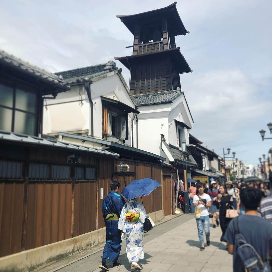 まゆみのインスタグラム：「👘😳 浴衣の人がたくさん👘👘 . . . #食べ歩き飲み歩き COEDO生ビール🍻 ¥370❣️ 400円にしないところが良心的だなあ😌ほっこり☺️ . と思っていたら、ここが特別安かった😆 「時の鐘」目の前の酒屋さんが一番おトクよ〜😊🍺✨ . . #時の鐘 #小江戸 #ぶらりお散歩 #浴衣を着てる外国人がいっぱい  #旅の記録 #coedo  #coedobeer  #都心から近い #お出かけスポット #旅好きな人と繋がりたい  #旅好きと繋がりたい  #小江戸 #川越散策  #川越小江戸  #japantrip #japan_trip #yukata  #japanesehouse #japanesebeer」