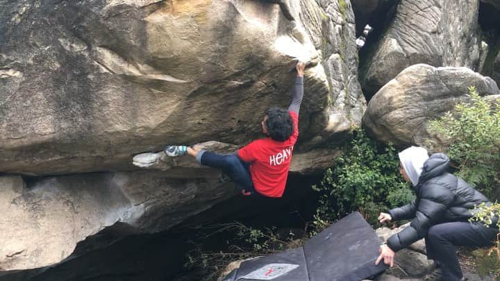 ハキム・カスバンのインスタグラム：「⁣ Evac ⭐️⭐️⭐️⁣ ⁣ It’s not much but it means a lot. Thank you Russ for making this day trip happen, I’m so psyched I got to climb outside. @someonewhoisntme⁣ ⁣ We got quite lucky - the ground was wet with puddles all around The Bleachers but some boulders including this one were dry enough to climb on.⁣ ⁣ I’m not sure what the climbing ban situation will be like in the near future, but I really hope it gets overturned. So many good lines I wanna hop on that are in affected areas. I’ll be back for sure. ⁣ ⁣ @heavy.japan⁣ ⁣ #heavyjapan #tokyopowder #climbing #bouldering #climbinglife #outdoors #streetwear #grampians」