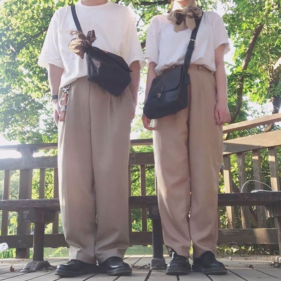 古着女子さんのインスタグラム写真 - (古着女子Instagram)「＼いっしょに着るのがかわいい✨／﻿ ﻿ 古着女子にも人気のシミラールック💕﻿ 友達やボーイフレンドと一緒に着ると可愛いですよね😍﻿ ﻿ 今年の夏はシミラールック、しましたか？✨﻿ まだしてない！😱なんて子はまだ間に合う👍🏻﻿ ﻿ 今回は夏に一緒に着ると可愛い、オススメシミラーコーデをご紹介🌼﻿ ﻿ ﻿ 🍎ブランドロゴTでシミラー﻿ カーハートやナイキのブランドロゴTでシミラーするのが可愛いんです💕﻿ 友達ともボーイフレンドともシミラーしやすいですよ👍🏻﻿ また色違いでさり気なくシミラーするのも◎﻿ ﻿ 🍎チノパンでシミラー﻿ 二人が古着好きならチノパンでシミラーするのがオススメ🌟﻿ 白Tでカジュアルに、柄シャツで個性的にも着こなせます💕﻿ ボーイフレンドとシミラーするなら、チノスカートにしてみてもいいかも✨﻿ ﻿ 🍎ハードロックTでシミラー﻿ カジュアルにもボーイッシュにも着こなせるのがハードロックT🌈﻿ 色違いで着てももちろん可愛い💕﻿ ゆるだぼなチノパンやデニムに合わせるとお洒落にシミラーできますよ👍🏻﻿ ﻿ ﻿ 夏のオススメシミラーコーデ、いかがでしたでしょうか？🌼﻿ 残暑はお洒落なシミラーで乗り越えましょう💕﻿ ﻿ ﻿ ﻿ 🏡古着女子がプロデュースする古着ショップを紹介🏡﻿ ・9090ナインティナインティ @9090s_ 👖👟﻿ ・ひとくち  @o0_hitokuchi_ 🐻🍯﻿ ﻿ ﻿ 🌼公式LINE@→@furuzyo で検索🌼﻿ LINE@だけのお知らせや古着の疑問にも答えます！﻿ ﻿ ﻿ 古着を素敵に着こなしてる女性の方をRepostでご紹介させていただきます🐒写真は全てご本人様に【掲載許諾】をとっております💓﻿ ﻿ ﻿ ﻿ #フルジョ #古着 #古着女子 #今日のコーデ #お洒落さんと繋がりたい #コーデ #古着コーデ #きょコ #ファッションコーデ #古着男子 #着回しコーデ #服好きな人と繋がりたい #古着好きと繋がりたい #ゆるコーデ #着画 #古着mix #古着好き  #フリクロ  #メンズライク #古着ファッション  #古着女子と繋がりたい #シミラールック #おそろコーデ #おそろ #ふたご #双子コーデ #カーハート #Carhartt #夏コーデ #ガーリー﻿ ﻿ ﻿」8月14日 22時14分 - furuzyo