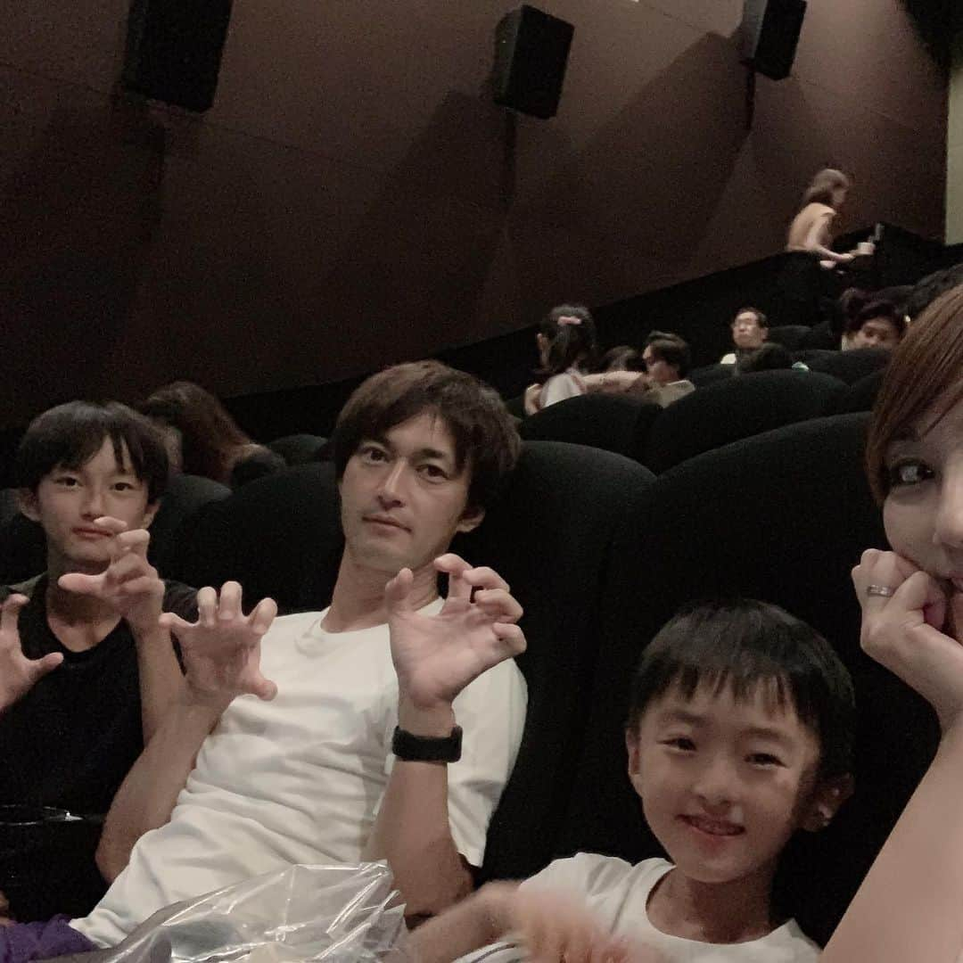 細田阿也さんのインスタグラム写真 - (細田阿也Instagram)「@lionking  #ライオンキング  @jonfavreau #jonfavreau 監督に インタビューさせて頂いたご縁で  家族で #lionking #映画 観賞してきました！  まさに#キングオブエンターテイメント  #映画館 でみるべき スケールの大きさ、迫力！  #ハクナマタタ  #ミキ亜生 さん#佐藤二朗 さん 余韻に浸ってます！  #シンバ 赤ちゃん 可愛かったー🦁  @eltonjohn #eltonjohn  @beyonce #beyonce  #字幕 も見たい！  #gongcha #タピオカ #福徳神社 #芽吹神社 #日本橋 #アートアクアリウム  #tohoシネマズ」8月14日 22時14分 - hosodaaya