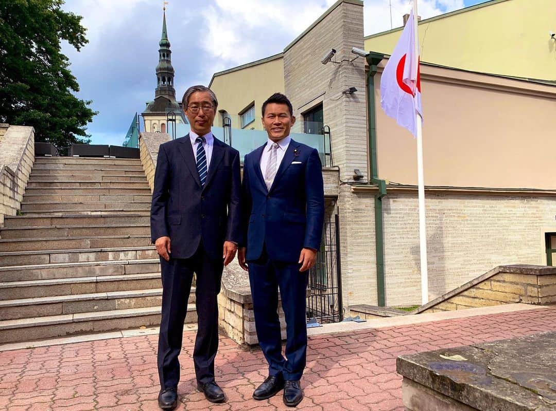 須藤元気さんのインスタグラム写真 - (須藤元気Instagram)「日本大使館へご挨拶に行ってきました。松村一参事官からITサイバー防衛、エストニアの働き方、ロシアとの関係性などいろいろと教えて頂きました！エストニアはスカイプの発祥の地なんですね。 #エストニア」8月14日 22時16分 - sudogenki