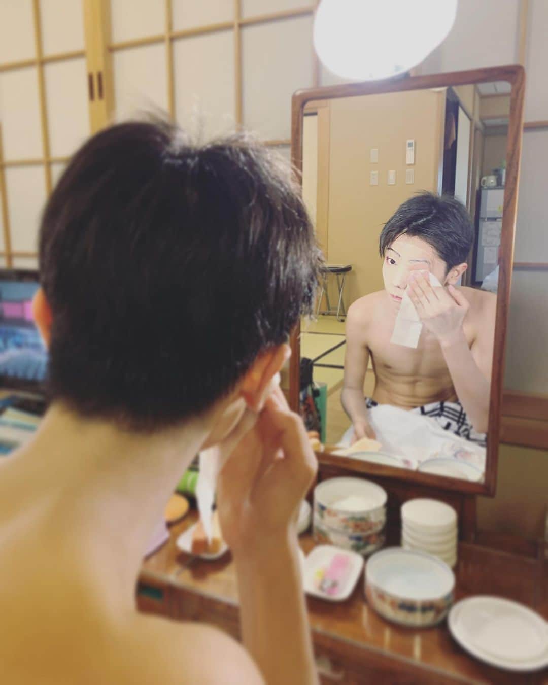 市川團子さんのインスタグラム写真 - (市川團子Instagram)「更新が大きく開いてしまい、申し訳ありません！  お久しぶりでございます。團子でございます！  今年も八月納涼歌舞伎の第2部、「東海道中膝栗毛」に出演させていただいております。ありがとうございます。  東海道中膝栗毛も今年で四年目となり、この四年間で約20cm背が伸びました！自分の成長期にこの舞台に立たせていただいたこと、本当に感謝致します。自分の中でとても大切な体験と思い出になりました。  今年も最後まで駆け抜けさせていただきますので、どうぞよろしくお願い致します！  写真は化粧落としのときの写真です！  では！  #歌舞伎 #kabuki #八月納涼歌舞伎 #東海道中膝栗毛 #弥次喜多 #歌舞伎座 #市川團子」8月14日 22時17分 - danko_ichikawa