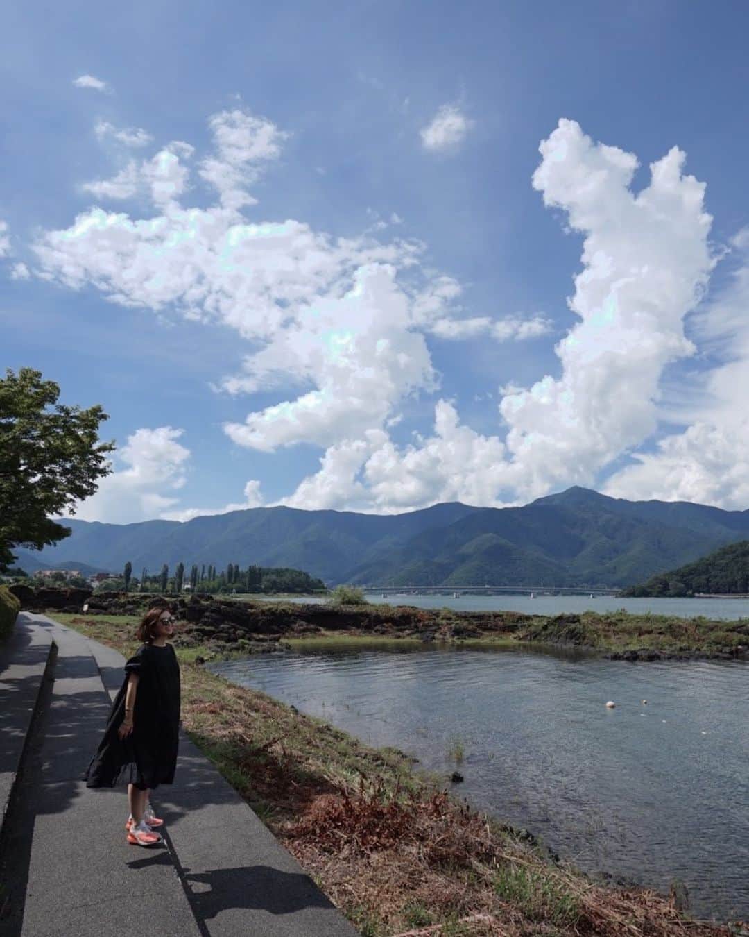 ryoko_juilletのインスタグラム：「- Lake Kawaguchi-  夏雲浮かぶ青空に河口湖、澄んだ空気。 気持ち良すぎて帰りたくなくなった！  #田舎に移住したい」