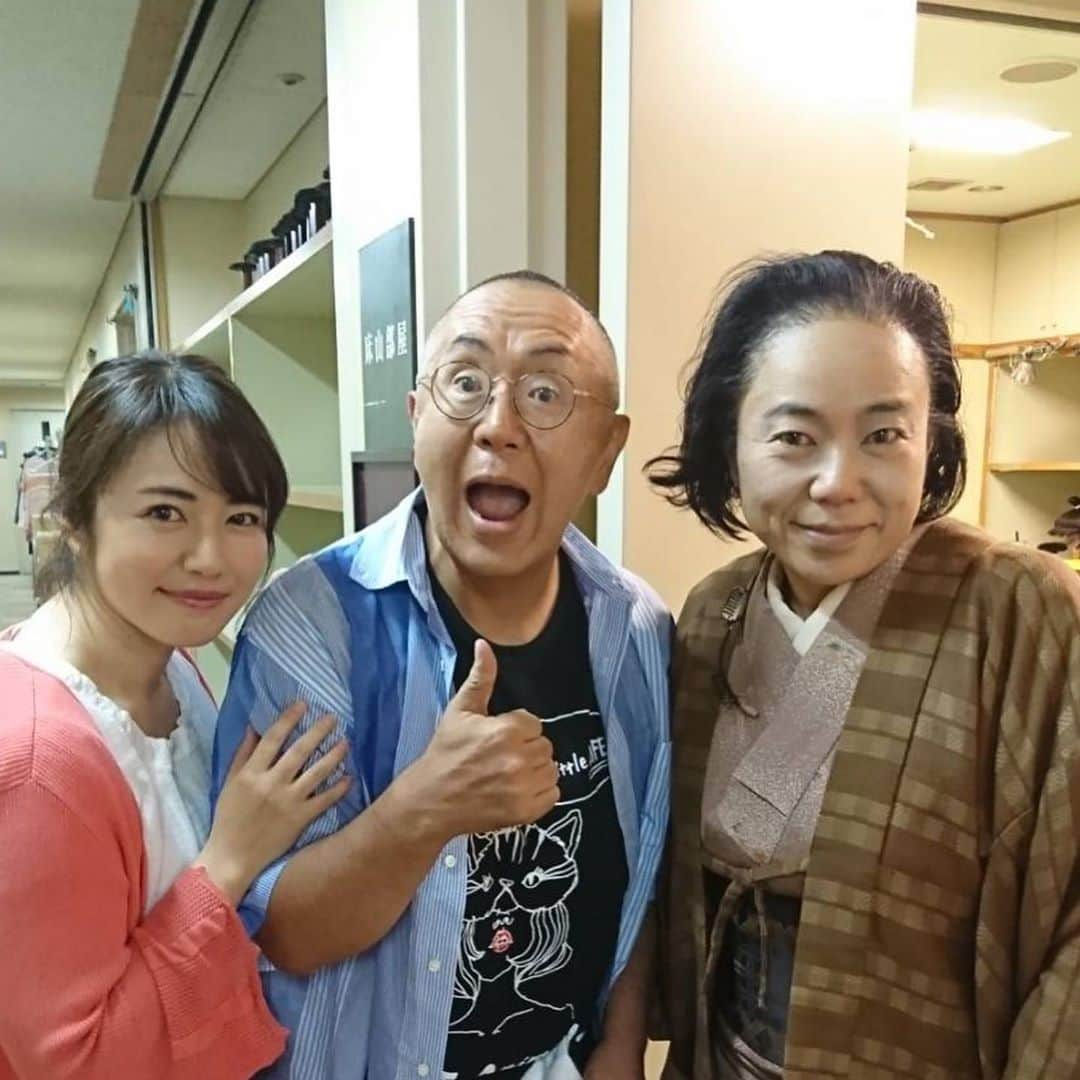 磯山さやかさんのインスタグラム写真 - (磯山さやかInstagram)「明治座での東京公演には、たくさんの方が来てくれました！ 10代の頃からお世話になってる、土田晃之さん。もう兄のような。 娘ちゃんにも久しぶりに会えましたが、とうとう身長越されました笑  そして、松村邦洋さん。 毎週ラジオ一緒ですが、お休みしているために、寂しがってくれていて嬉しいです😂 松っちゃんは、この日、宮古島のセーブアニマルズのチャリティTシャツも着てきてくれて、本当に情が深い優しい方です。 同じ舞台メンバーの種子さんは、ピロピロ飲みをいつもするので、記念にパチリしました笑  ダチョウ倶楽部さんはじめ、 太田プロさんの芸人さんには、本当にお世話になりっぱなしで感謝です✨」8月14日 22時33分 - sayakaisoyama