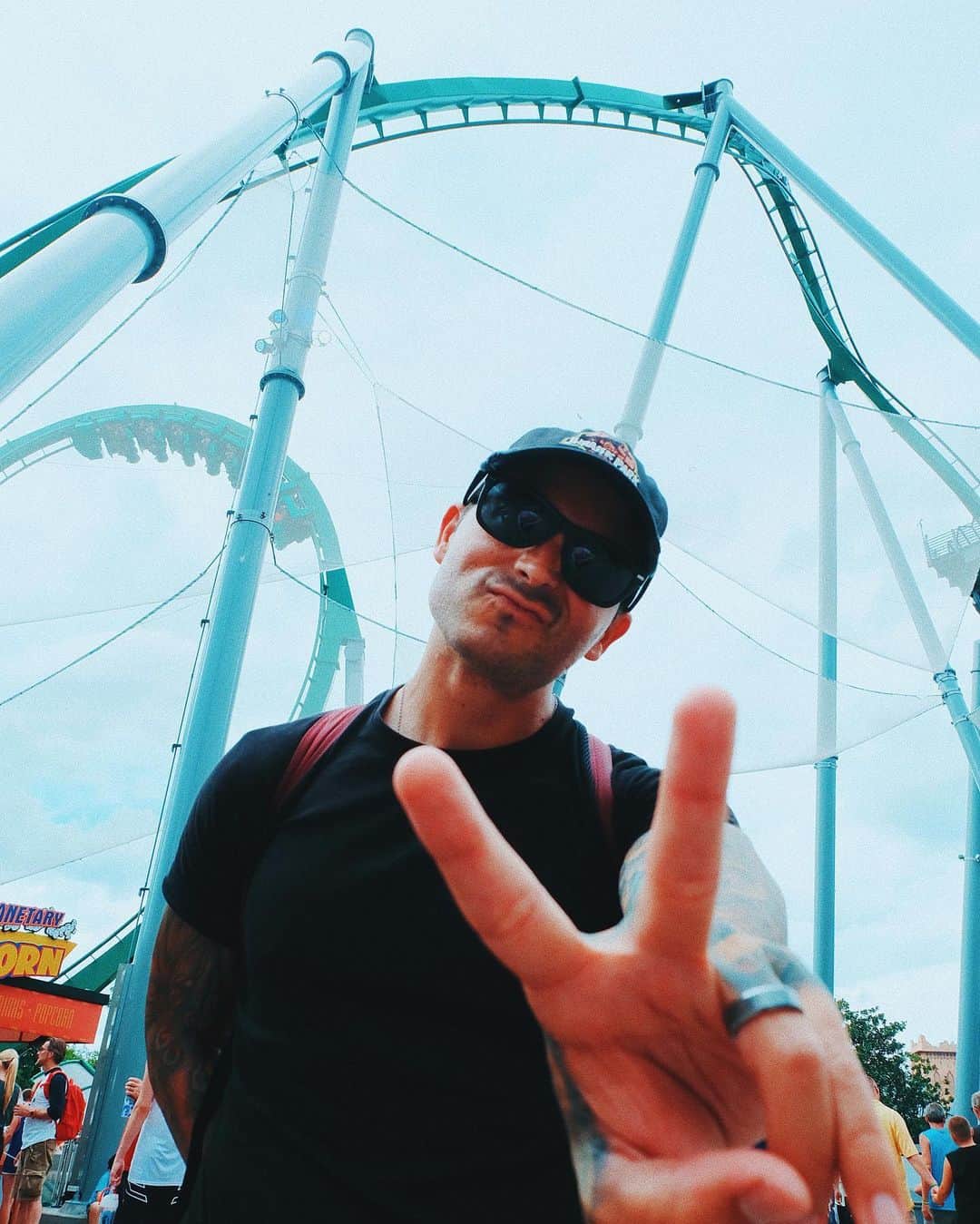 ニック・マーティンのインスタグラム：「Sending all the good vibes from @universalorlando. How’s your Wednesday going so far, guys? • #universalorlando #ad #universalstudios」