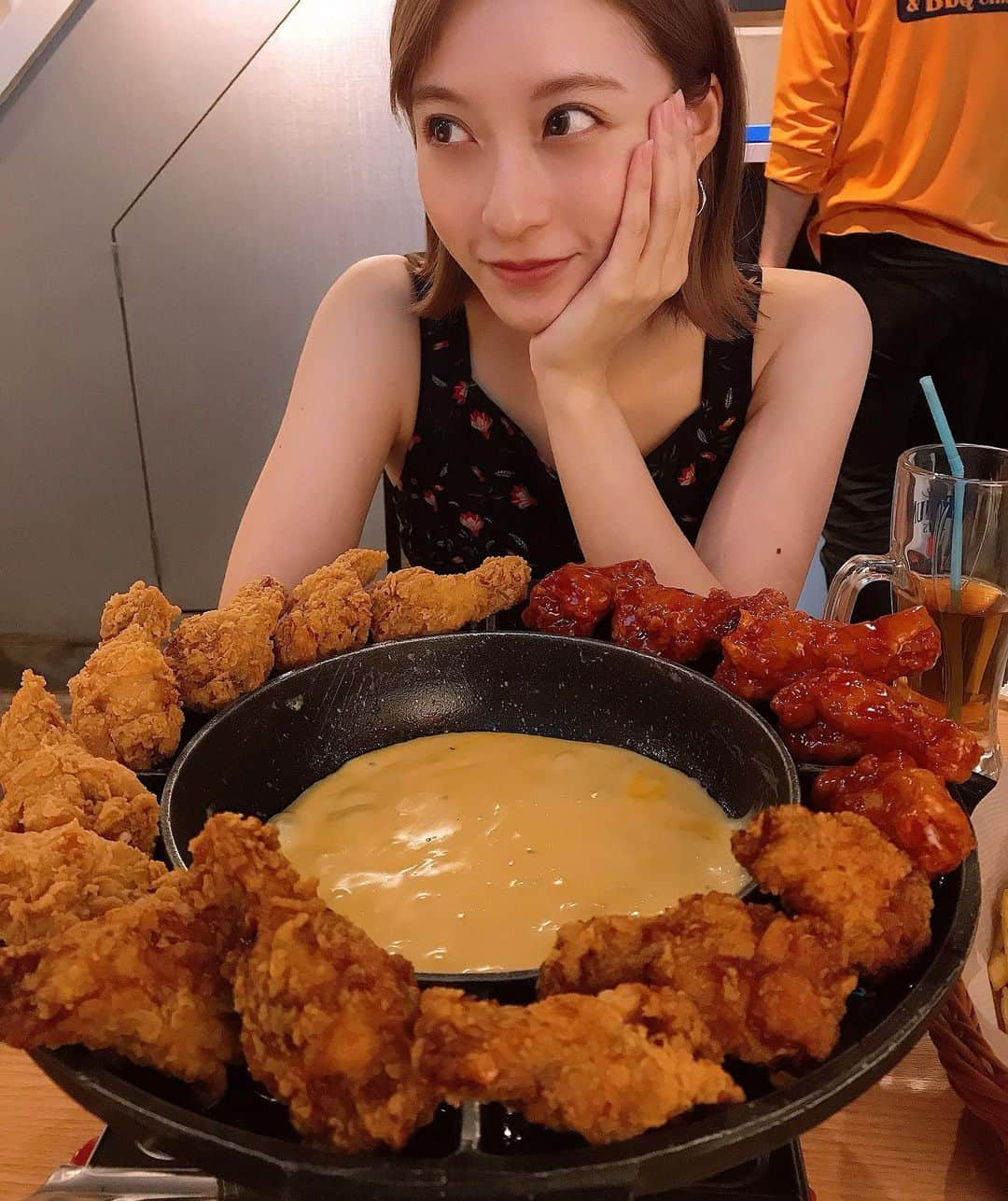 renさんのインスタグラム写真 - (renInstagram)「・ ・ チキンとチーズにご満悦なわたくし🍗 #お勧めしてもらったチキン屋さん #新大久保 #そして半目 ・ ・」8月14日 22時25分 - _reeen_