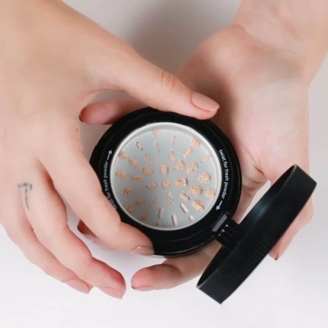 Smashboxのインスタグラム：「Simply everything. 🌟One twist grinds just enough fresh micro powder for a smooth even layer, mess-free.」