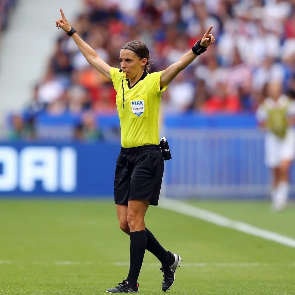 フェデリコ・ベルナルデスキのインスタグラム：「Stasera una donna arbitrerà una finale europea di calcio maschile. E sarà alle prese con la tensione della prima volta, con l’adrenalina di una sfida importante, con la responsabilità di chi sente tutti gli occhi addosso. So cosa si prova in questi momenti. Ma so anche che sono i gesti simbolici a favorire i grandi cambiamenti. E comunque vada, Stephanie Frappart oggi scriverà una pagina di storia. Ecco le sue bellissime parole: "Spero che il mio esempio serva per tutti gli arbitri donna e per tutte le ragazze che aspirano a fare questo lavoro. Abbiamo provato, per prime a noi stesse, che tecnicamente e fisicamente siamo come gli uomini. Non abbiamo paura di sbagliare, siamo pronte. Ho già debuttato in Ligue 1, quindi conosco le mie emozioni e so come gestirle: mi sono allenata anche per questo." Félicitations, Stephanie, e vinca il migliore!」