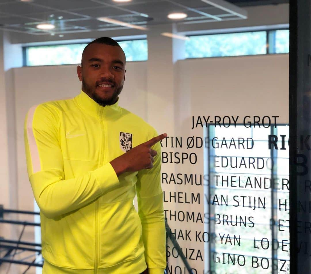 フィテッセさんのインスタグラム写真 - (フィテッセInstagram)「Een plekje op de Heldenwand voor @jayroygrot 🙌🏾 ⠀⠀⠀⠀⠀⠀⠀⠀⠀ ⠀⠀⠀⠀⠀⠀⠀⠀⠀ ⠀⠀⠀⠀⠀⠀⠀⠀⠀ #Vitesse」8月14日 22時31分 - mijnvitesse