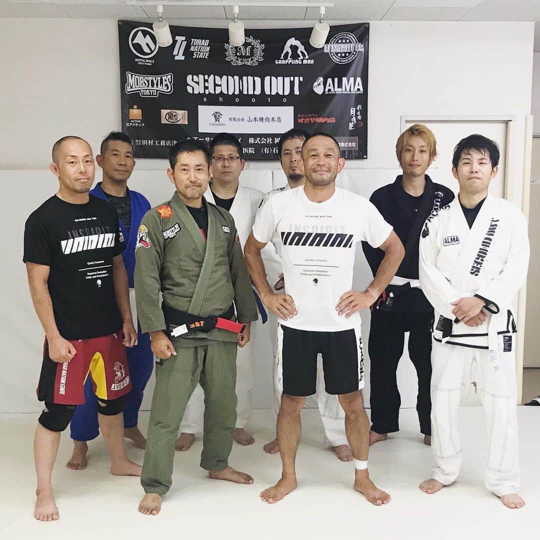 のインスタグラム：「中四国地方のキーパーソン、 #闘裸男 プロデューサー山本さんのジムで今後の展開についてのミーティング&練習会🤼‍♀️11月のプロ修斗広島大会も面白い展開になりそうなのでご期待下さい😎Meeting and roll with SHOOTO promoter Mr. Yamamoto and his students. It was so fun🤙 #修斗 #アマ修斗 #shooto #mma #jiujitsu #岡山 #津山 #修斗伝承 #ルミナ懐かしシリーズ #道着は借り物」