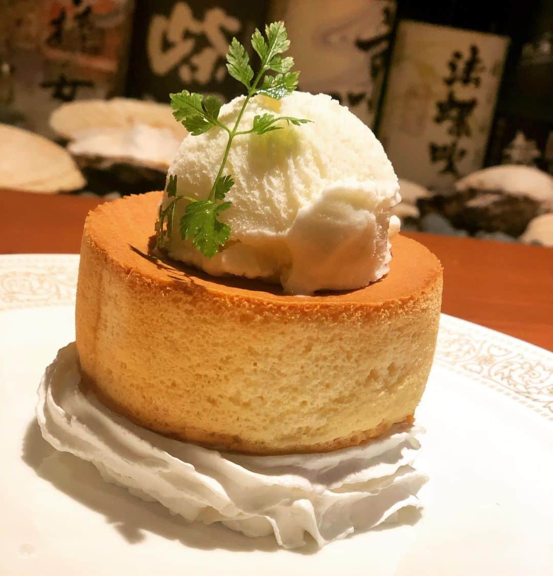 のインスタグラム：「毎度おおきに〜〜🤗 知床漁場枚方店です🍻  食後のデザートにパンケーキ食べて元気出しましょうよ〜🥞🍨🌿 ご来店お待ちしております‼️ #大阪グルメ #枚方 #海鮮居酒屋 #デザート #パンケーキ食べたい #台風こわめ #summervacation  #お盆休み最高 #おさかな #サーモン好き #デザートは別腹」