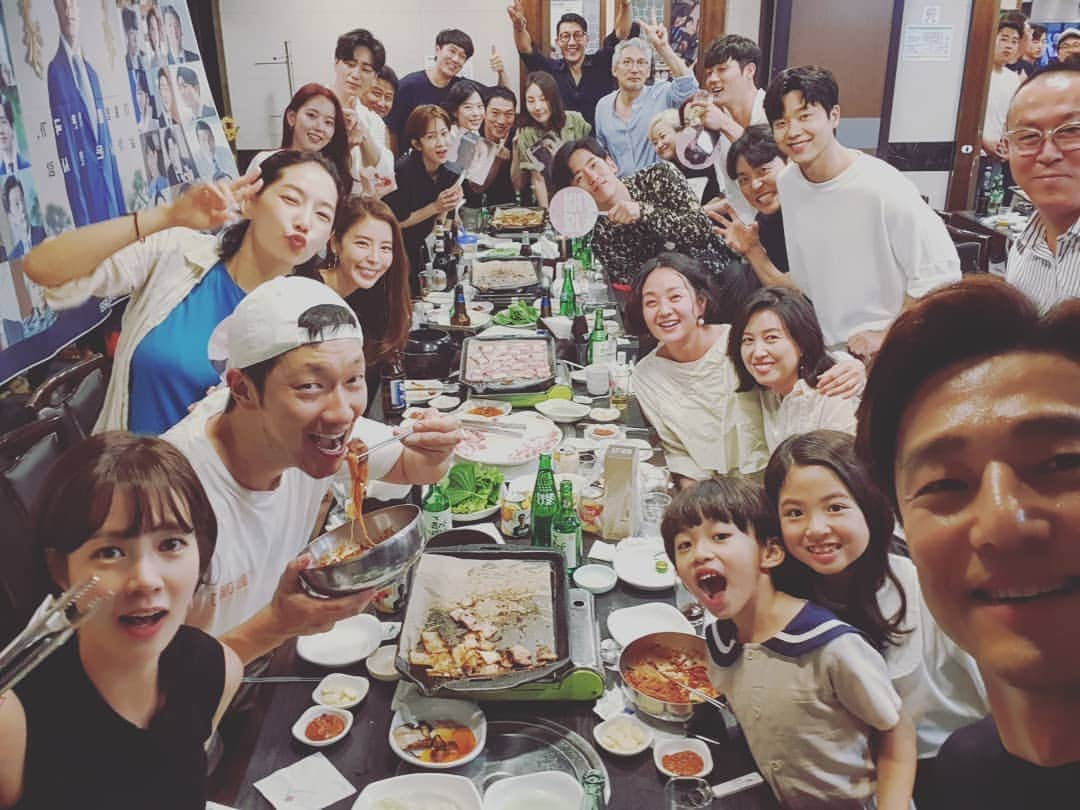 チ・ジニさんのインスタグラム写真 - (チ・ジニInstagram)「#지정새존자 #ㅋㅋㅋ #지정생존자.  종방연.  #tvn. 월, 화.  9시30분  @ikkle_entertainment」8月14日 22時36分 - actor_jijinhee