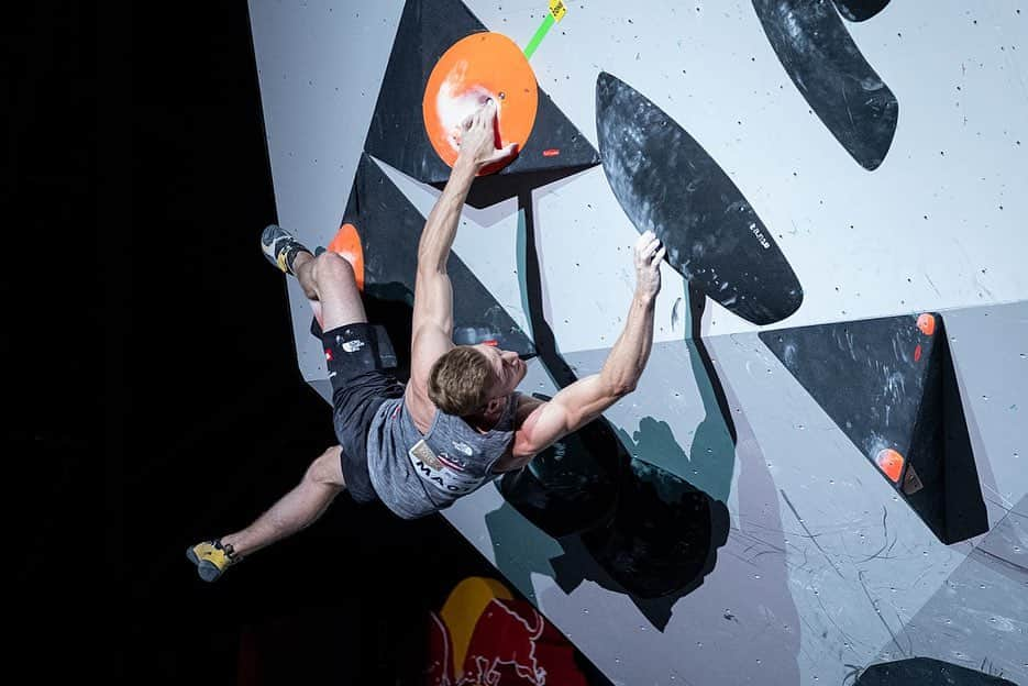 ヤコブ・シューベルトさんのインスタグラム写真 - (ヤコブ・シューベルトInstagram)「Bouldering Vice World Champion 🥈😱🎉 Yesterday was insane, winning a medal in Bouldering was always a dream and it came true!  Finals was definitely something else 😅 lots of jumps, tricky boulders and almost no tops. Fighting for 3 zones was enough to secure this 2nd place behind a very strong @tomoa_narasaki 👏🏼 Congrats as well to @yannick_flohe for completing the podium 🙌 No time to chill and celebrate though, Lead already started and although I felt pretty tired today I manged to top both Qualification routes and can‘t wait to try hard tomorrow again before going into a much needed restday 😅💪🏿 • Photos by @moritzliebhaber (1) and @wilhelmheiko (2&3) • #ifscwch #hachioji2019 #bouldering #viceworldchampion @mammut_swiss1862 @lasportivagram @innsbrucktourism @raiffeisen @heeressportzentrum @gloryfy @thecrag_worldwide」8月14日 22時38分 - jakob.schubert