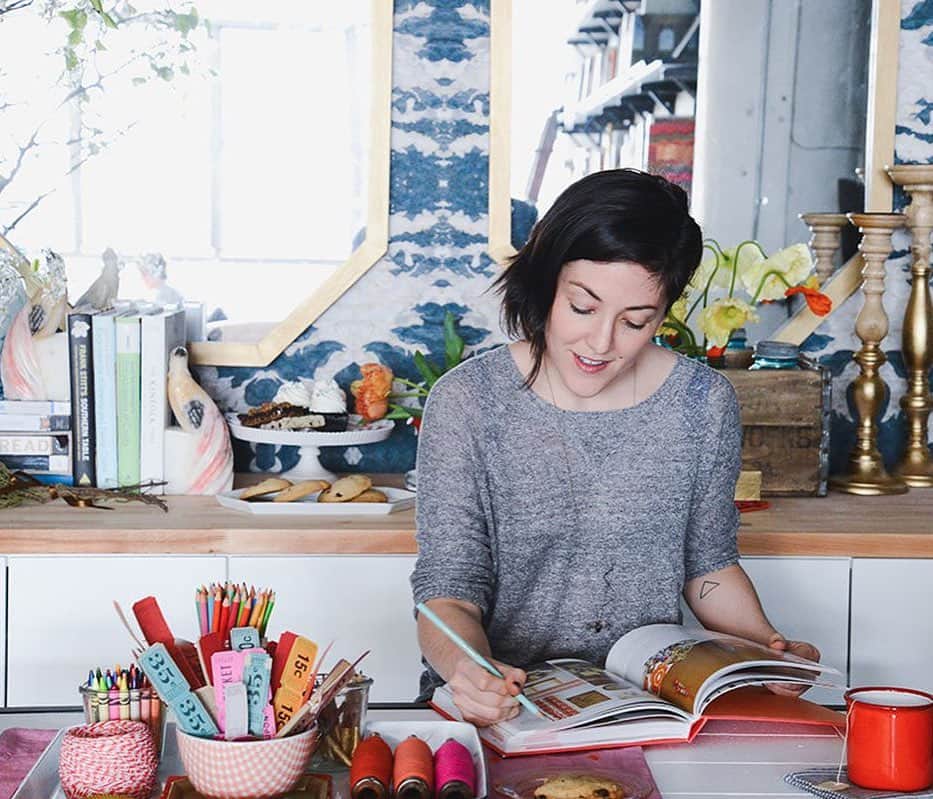 Grace Bonneyのインスタグラム：「Oh hi 👋🏽 this is a very old picture of me (from a @homepolish shoot at the old DS office) but I have a quick question to ask: I have ONE essay spot left in the Design*Sponge calendar before we close up shop and I have NO idea what to write about. I already have pieces about what I’ve learned from the site and the biggest mistakes I’ve made (and what they taught me) coming up — but is there anything you’d like me to write about or anything you’d like to know before I close up blog camp for good? Any issues or topics or questions you’d like answered? If so, let me know below or in DM. I’m home writing all day today 🖊✏️💻」