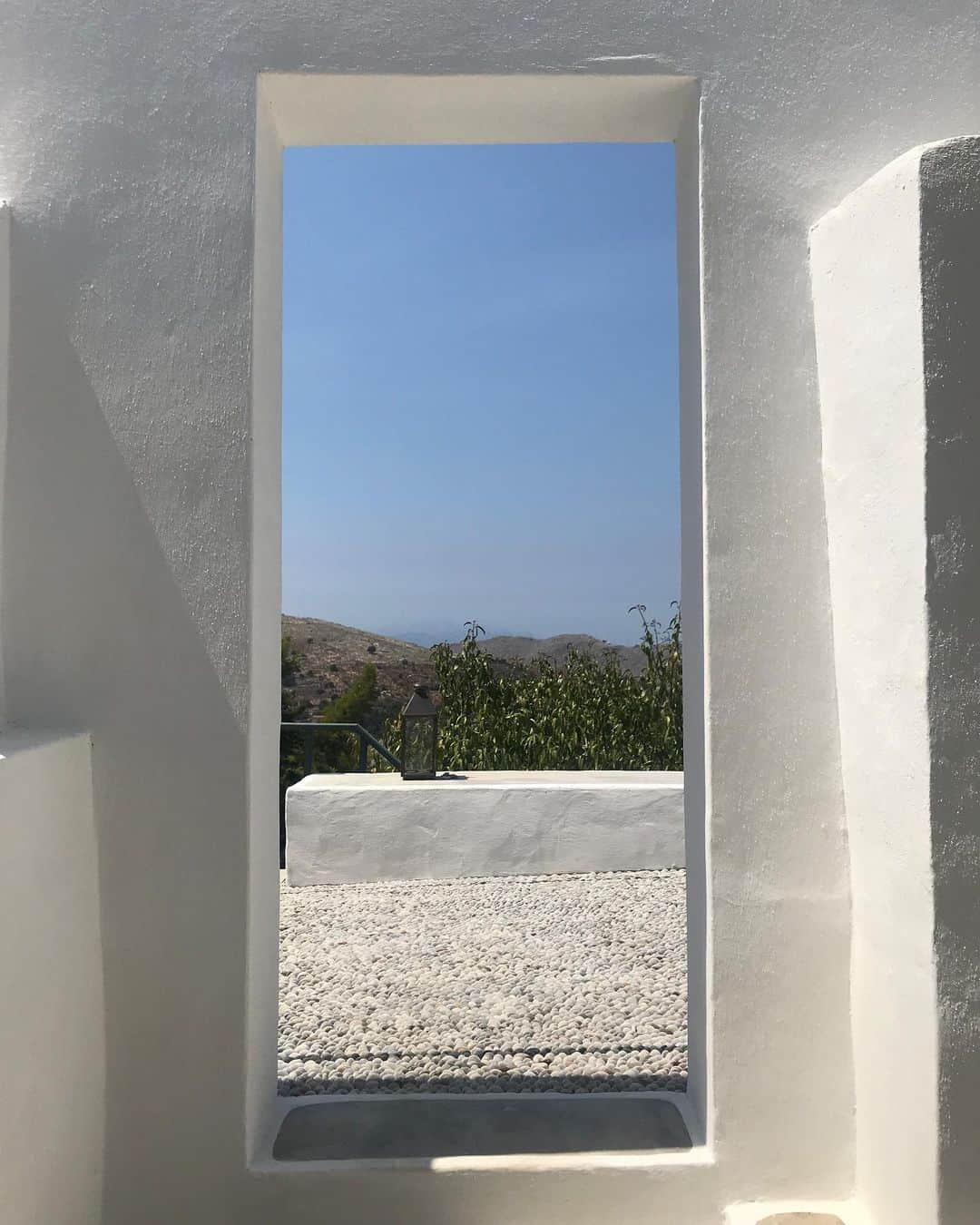 アレクシマビーユのインスタグラム：「Greece delight @alexismabille #greece #delight#vacation #blue #white #view #cycladique #symi #deco #archi #graphic #feelgood #friends #happytime」