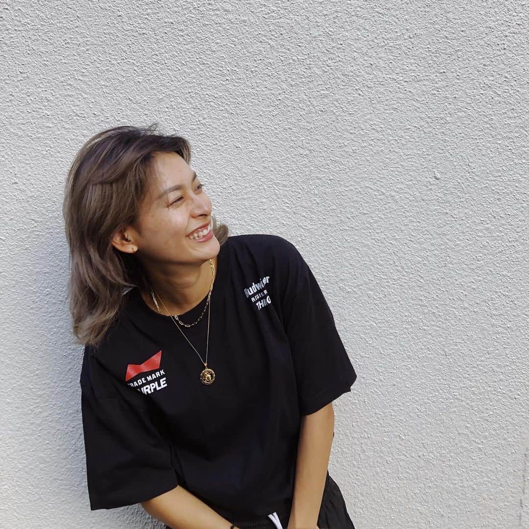 松本瞳のインスタグラム：「. 髪型についてたくさん質問もらったのでここに書きます✍️ . 金髪と黒髪を行ったり来たりしてるので、ブリーチは3,4回していて、いまは暗め気分。 黒に近い色に染めてもらって、少し落ちてきた状態です。 いつも @y0sh1tatsu さんにお任せしてて、キレイなカラーが保ててます🥺🔥 . 根元3cmぐらい染めてません。 次の髪型決めるまで伸ばそ〜って感じで、髪の毛伸ばしてます。 天パなのでこれは髪の毛乾かした状態ままです。 これにオイルつけるとさらにいい感じ。😗 . #haircolor」