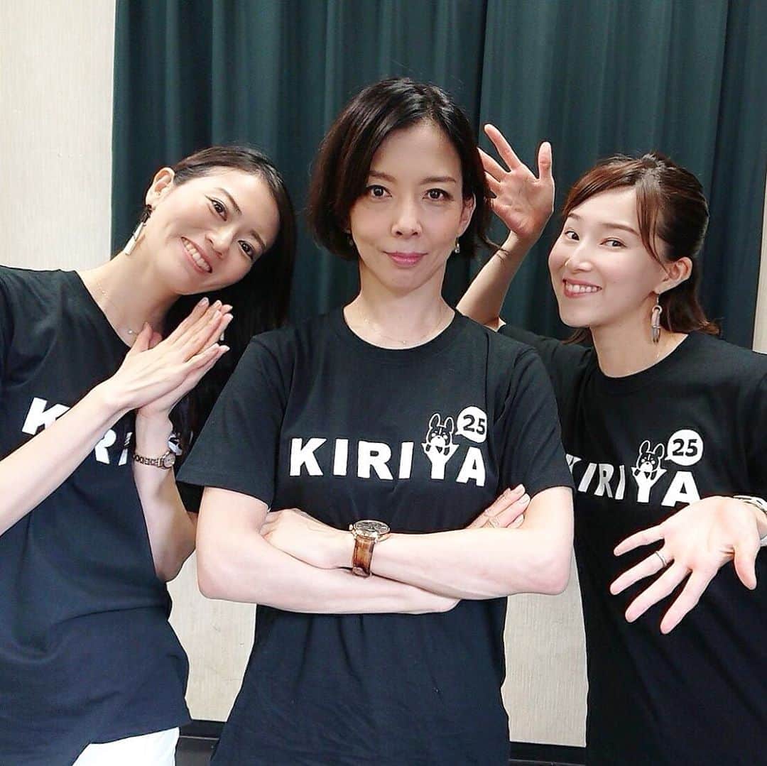 彩星りおんのインスタグラム：「きりさんディナーショー、始動‼︎﻿ ﻿ きりさんのボス感と我々の子分感すごい。﻿ 戴いたTシャツを早速着て❤️﻿ ﻿ 演出は在団時から大変お世話になっている三木先生✨﻿ 安心感しかない💪🏻﻿ ﻿ #霧矢大夢 さん﻿ #ディナーショー﻿ #お待ちしております」