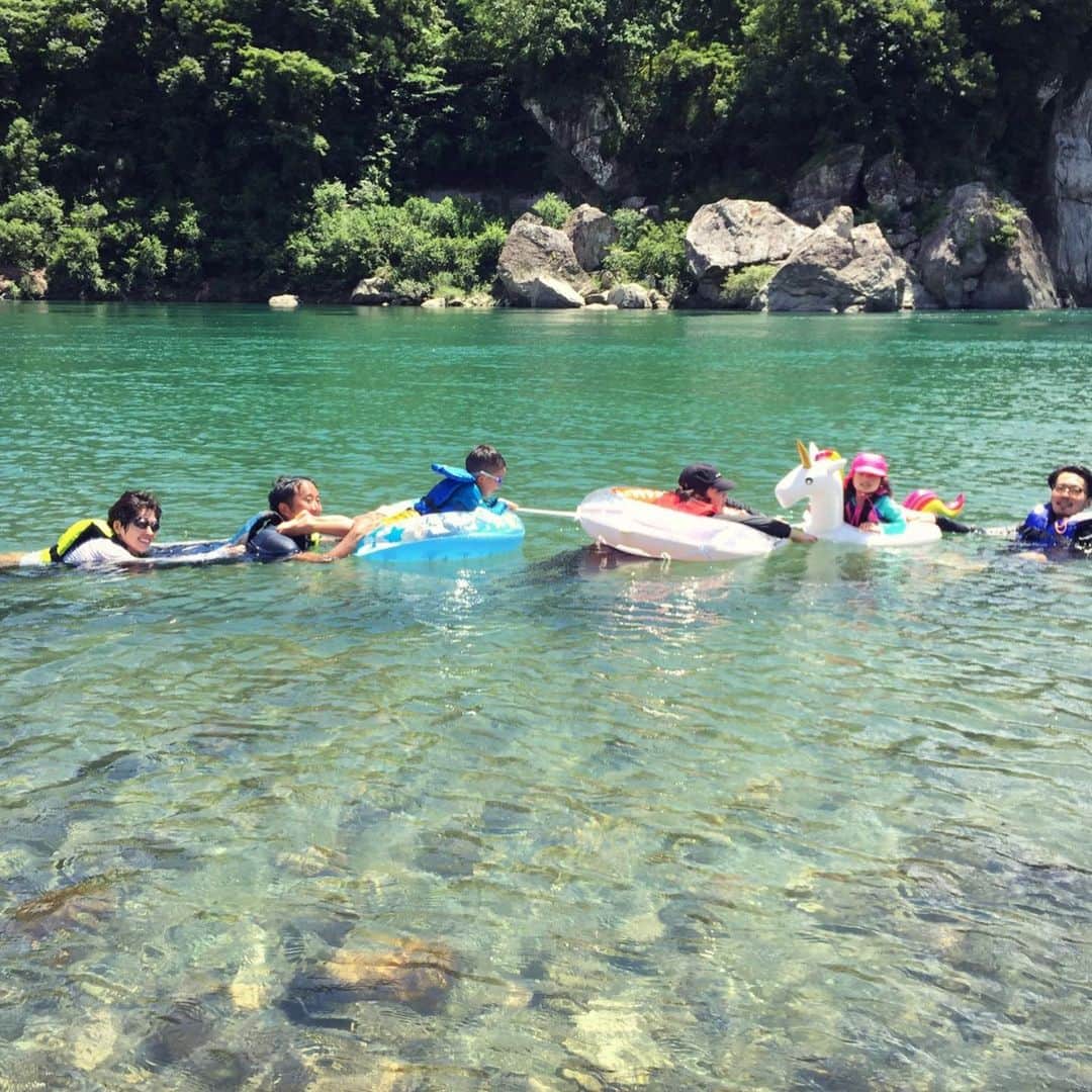 竹村真奈のインスタグラム：「仁淀川→仁淀川→鏡川。 . 今年の夏は川遊びに慣れてる兄ファミリーアテンドの元、じじ&ばばとわたしたち家族は川三昧。 . 初チャレンジのサップは意外と簡単に立てたけど、まっすぐ進むのが難しくて途中からサップの上に寝転がり、ただひたすら浮いて一面に広がる青空を見てた。鏡川では水の中に広がる世界をのぞくと鮎がいっぱい泳いでいてほぼ潜って魚を見てた。 . 川遊びのあと、帰り道で食べた円行寺の牧場にあるソフトクリーム屋さんのソフトがおいしすぎた。 個人的には、マンゴー→ いちご→桃→ラムレーズンの順におすすめ。夏を満喫しすぎて現実世界に戻れるか心配🐮💗 #高知 #夏休み」