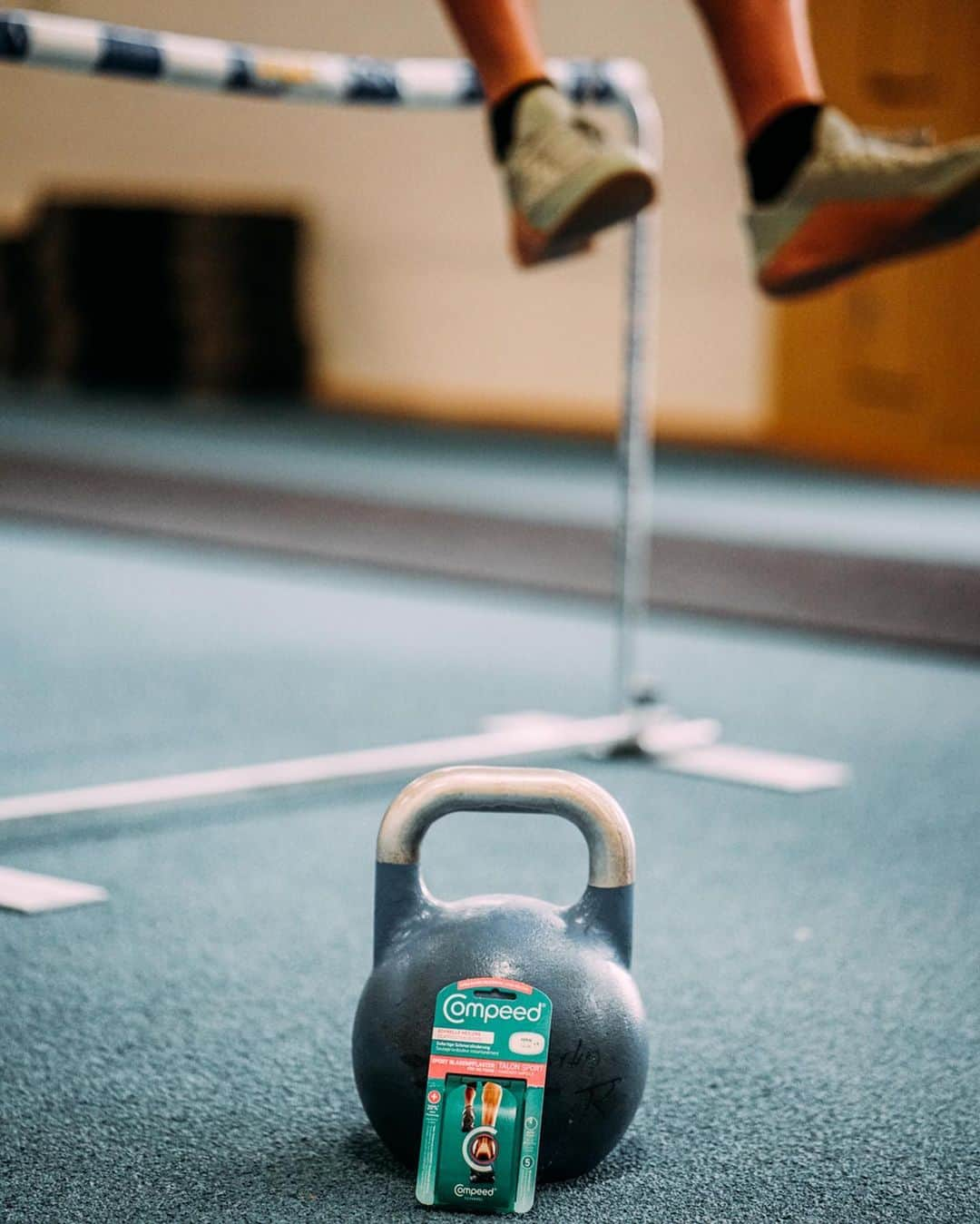 トーマス・レーラーさんのインスタグラム写真 - (トーマス・レーラーInstagram)「Anzeige / Ad Nicht nur das richtige Schuhwerk ermöglicht Euch ein perfektes Training. Nur mit gesunden Füßen ohne Blasen könnt Ihr 100% geben. Die Compeed Sport Blasenpflaster für die Ferse sind mit ihrem extra dicken Polster genau an unser aktives Sportlerleben angepasst! Hier verrutscht nichts! @compeed_deutschland #compeed #Unweitergehts #training #crossfit #track #workout #athletelife Not only the right footwear allows you a perfect workout. Only with healthy feet without blisters you can give 100%. The new Compeed Sport Blister Plasters with extra long hold are perfectly adapted to our active sports life!」8月14日 22時50分 - thomasroehler