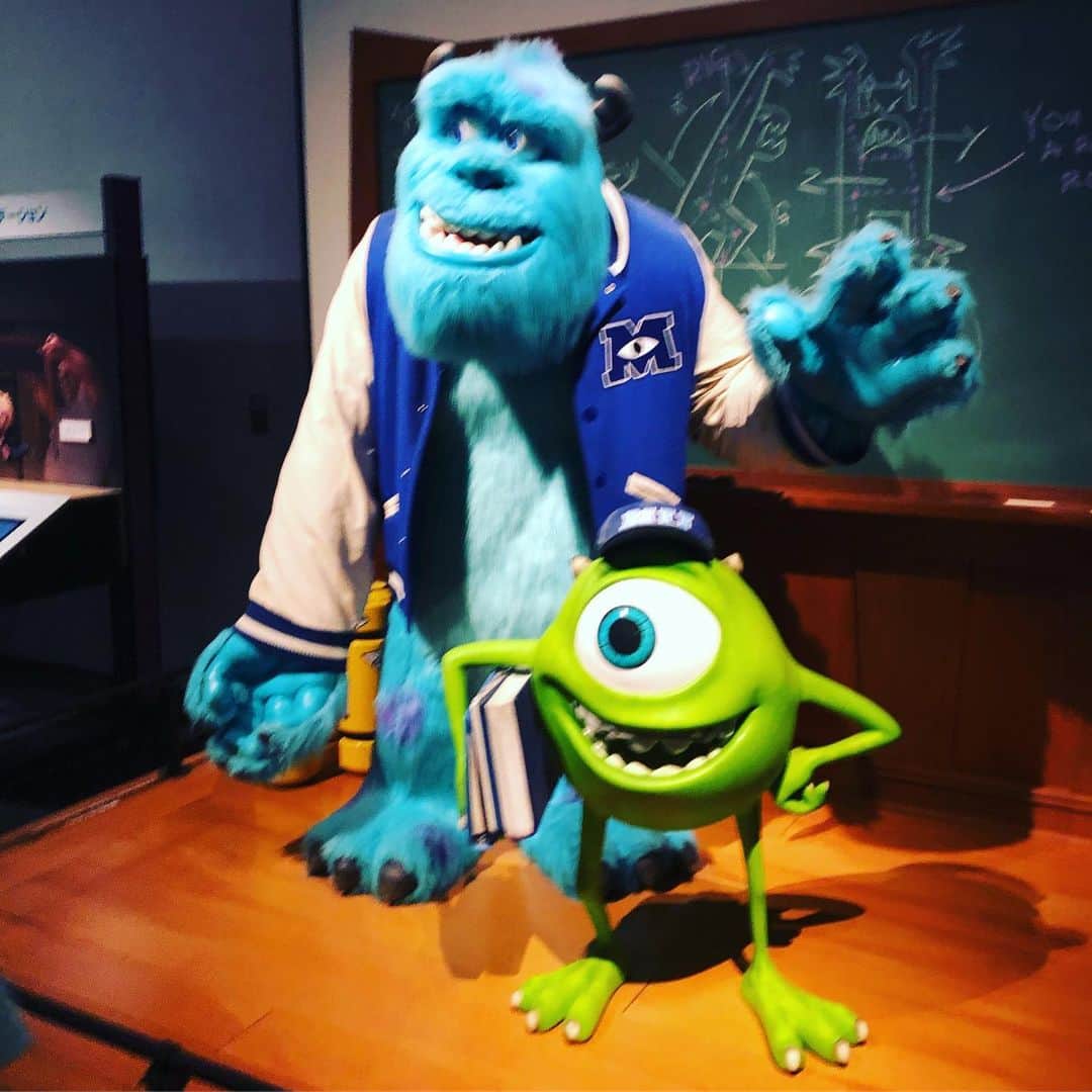 日高央さんのインスタグラム写真 - (日高央Instagram)「念願のピクサー展は夏休み＆海外観光客でメチャ混みだったけどレアな情報満載かつ展望台料金で観れるからメチャお得だった……レンダリングの意味がやっと分かってきたかも📺💻✍️🧐💨 #レンダリング #とは #リギング #初耳 #Lets #Stay #Watching #PixarMovies #Forever #and #StayPunkForever #with #Pixar #MonstersInc #Cars #TheStarbems #Forever」8月14日 22時50分 - hidakatoru