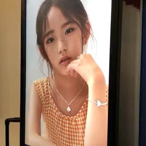 ウンチェのインスタグラム：「. 지금 내 옆에 머리 산발 하고  뛰어노는  너는 뉴규 ,🤷🏻‍♀️  알아서 포즈, 눈빛 척척  모두가 반했던 시간🧡  #마이온리#이은채#은채#키즈모델 #룩북촬영#키즈주얼리#화보촬영 #패션스타그램 #myonly#여신」