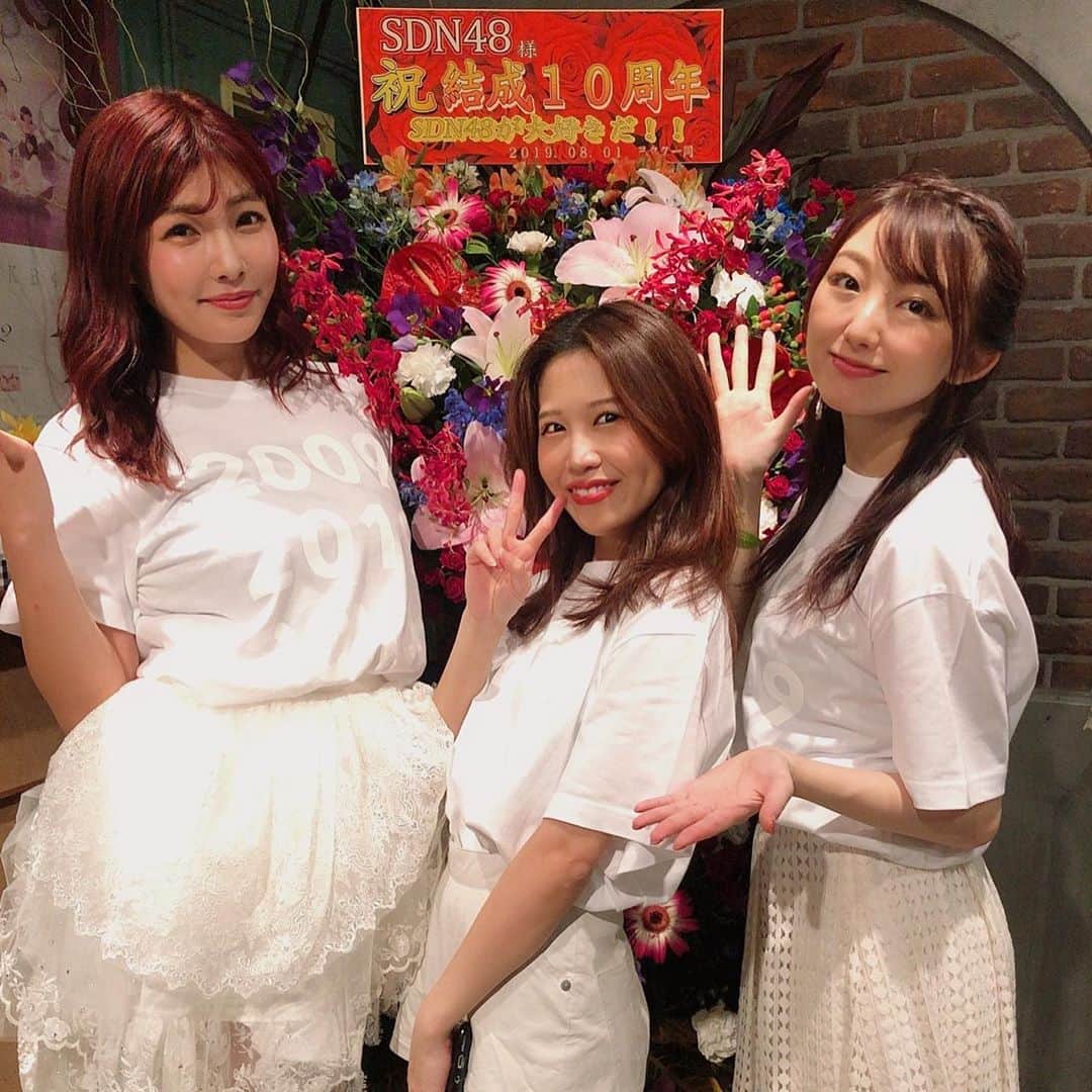 尻無浜冴美のインスタグラム：「この前の10年記念公演で着たTシャツが数量限定で再販されることになったよ😆💗﻿ 白地に白のプリント、シンプルなデザインで着やすいの♪﻿ 公演で着たやつ貰えたから私服でも着ようかなって思ってる(*´-`)﻿ おソロいしよ〜💕﻿ 劇場来れなくて買えなかったよって方、この機会にいかがですか？﻿ ﻿ ﻿ ﻿ ＿人人人人人人＿﻿ ＞数量限定販売＜﻿ ￣Y^Y^Y^Y^Y^Y￣﻿ ﻿ 8月1日(木)にAKB48劇場にて行われた #SDN48「結成10年記念誘惑のガーター公演」記念Tシャツが登場‼️﻿ ﻿ 明日8/10(土)10:00～販売開始✨﻿ ぜひGETしてくださいね💞﻿ https://shopping.akb48-group.com/selection/detail/1/82756?twG﻿ ﻿ ﻿ #akb48グループショップ ﻿ #akb48 #sdn48  #SDN48結成10年記念誘惑のガーターSP公演  #sdn48結成10年記念  #tシャツ  #tシャツコーデ  #48メンバー  #akb劇場  #japanesegirl」