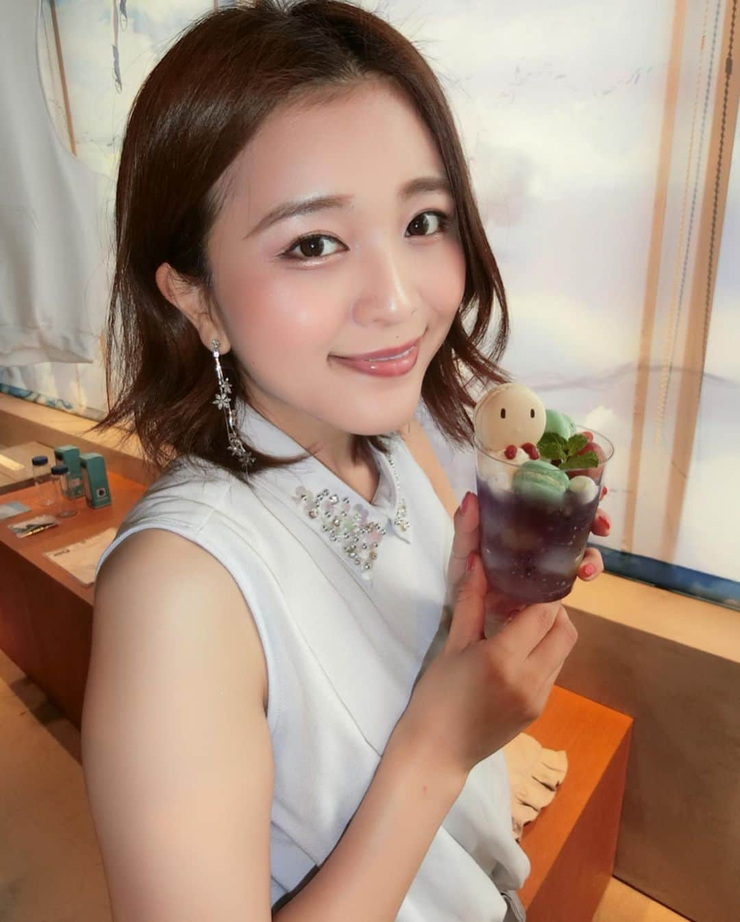 東紗友美さんのインスタグラム写真 - (東紗友美Instagram)「本日の取材✨ 天気の子☔️コラボカフェ〜ドリンク編🍹〜 @hotelkoetokyo  渋谷のホテル コエ トーキョーさんで8月27日まで展開している#天気の子コラボカフェ へ☕️🍴 もう、天気の子ハマった方は是非みなさん行って欲しい！！ 劇中のメニューからインスパイアメニューまでたくさん揃っていてお洒落な空間には、大きなフラッグも🚩音楽もガンガンに天気の子で高まりすぎました。 ・ ・ ご飯も紹介したいメニューだらけですが😹❤️まずこの投稿では、ドリンクを。 ・ ・ 私が手に持っているのは #凪のてるてる坊主パフェ です。 マカロンで再現された帆高の特製てるてる坊主が乗っていて、なんとこのドリンクからパチパチという雨音が聞こえます。 映画のシーンが蘇りますよね。 そして、もう一つ頂いたのが #空の魚チアシードドリンク です🐠🐟🐡 こちらは青空に舞う空の魚が混ぜるとドリンクの中で舞います。劇中で陽菜のまわりを泳ぎだすあのシーンを楽しめるんです。 他にも、 みんなの想いを見事に叶えた奇跡の夕日をイメージした #夕日差すオレンジティー  わたあめで雲を、シロップで光を表現した#晴れるよレモネード も。クモの上からシロップを垂らすんです✨✨晴れる感じがすごいと話題です！！ パフェには、ドリンクやコースターも付いてきます⛅️ インスパイアドリンク、アツすぎる。全部並べて飲みたいです。 メニューの写真も載せておきますね✨ ・ ・ 映画の後、行ったら本当にありえないくらいテンション上がる場所だと思います。 ご飯メニューも驚きの再現度！ 私も作ったポテチチャーハンはもちろん、劇中に出てきたあんなメニューからこんなメニューまで。 感激続きでしたので、別の投稿で紹介します〜！！ #天気の子 #新海誠 #森七菜  #醍醐虎汰朗  #君の名は #秒速5センチメートル #映画 #ホテルコエトーキョー  #hotelkoetokyo #映画飯 #天気の子飯 #愛にできることはまだあるかい  #radwimps」8月14日 22時45分 - higashisayumi