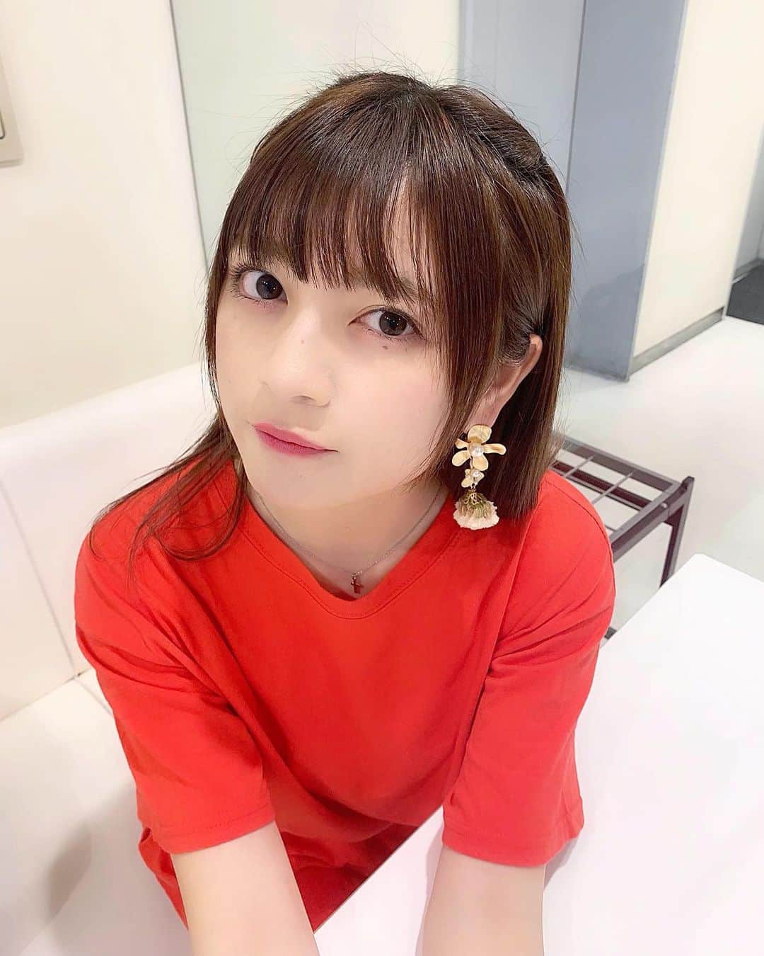 廣川奈々聖のインスタグラム：「たまには赤色とか着たくなる〜🐶❤️」