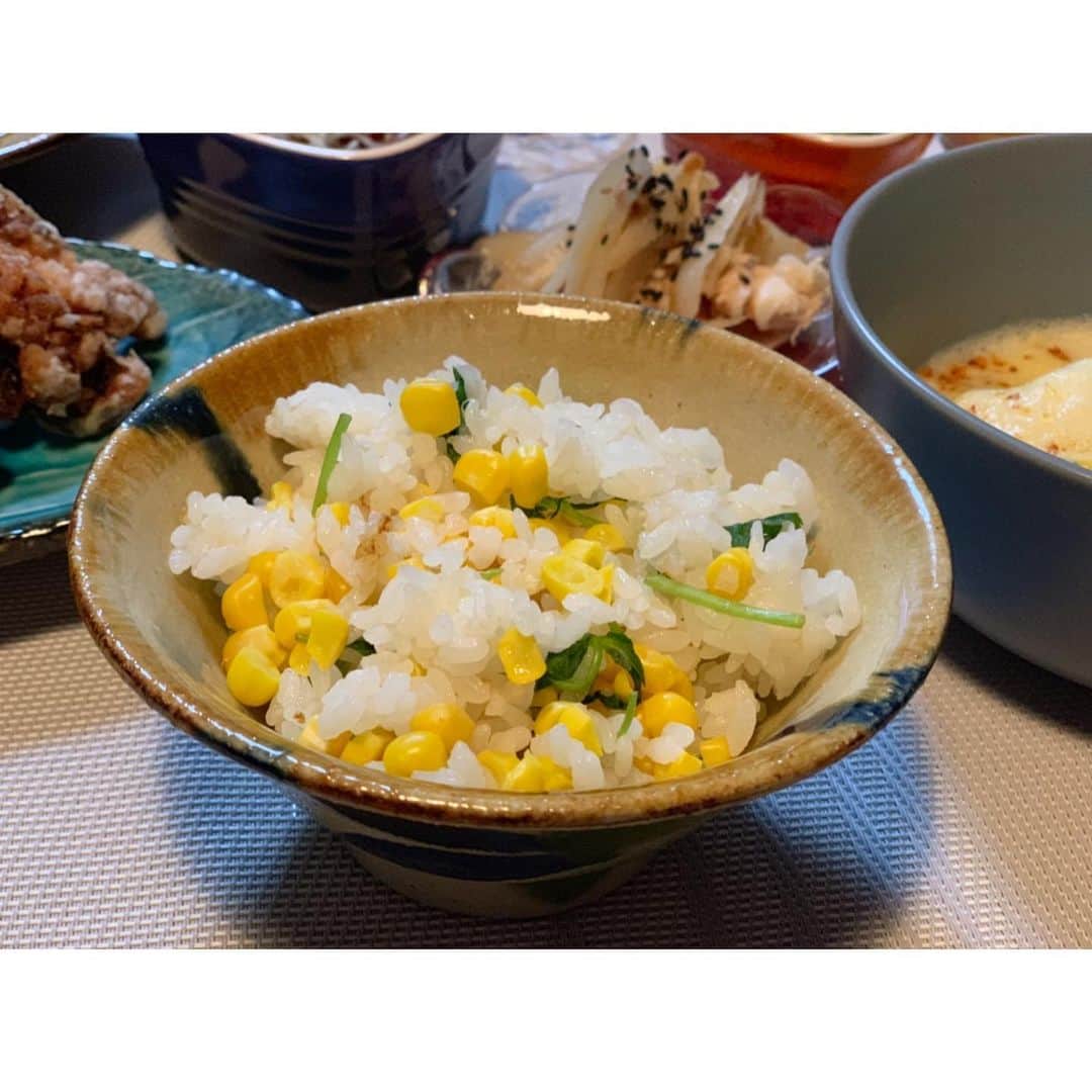 崎山一葉さんのインスタグラム写真 - (崎山一葉Instagram)「京都の味を忘れないうちに 自炊チャレンジ🍴  ふわふわ卵も早速🤤 ちょっとよそ見してる間に、火が通り過ぎたのでまた今度やってみよう。 ・ ・  #とうもろこしご飯 🌽 #芯を入れると旨味増す #おこげ  #ふわふわ卵のお吸い物 #鶏の竜田揚げ ・ ・ ＊おばんざい #焼きナス 🍆 #ごぼうとササミの梅和え #隠元の胡麻和え #こんにゃくとジャコのきんぴら  #トマト土佐酢漬け 🍅」8月14日 22時49分 - kazuha_sakiyama