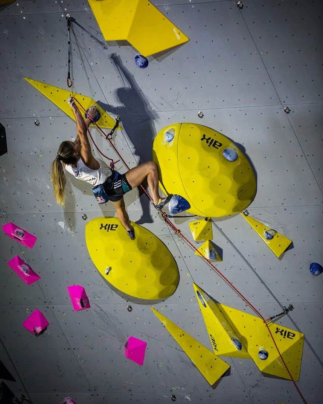 シャウナ・コックジーさんのインスタグラム写真 - (シャウナ・コックジーInstagram)「Day 4 - Women’s and men’s Lead Qualification.  92 female competitors. 99 male competitors. 2 routes for women. 2 routes for men. One attempt per route. Top 26 men and top 26 women make the semi final. •  I really did not know what to expect today. I am very happy to have battled my way into the semi.  GB athletes @mollyts123 & @will_bosi will both be climbing in semi finals too! •  Photo by @bandofbirds for @gb_climbing」8月14日 22時53分 - shaunacoxsey